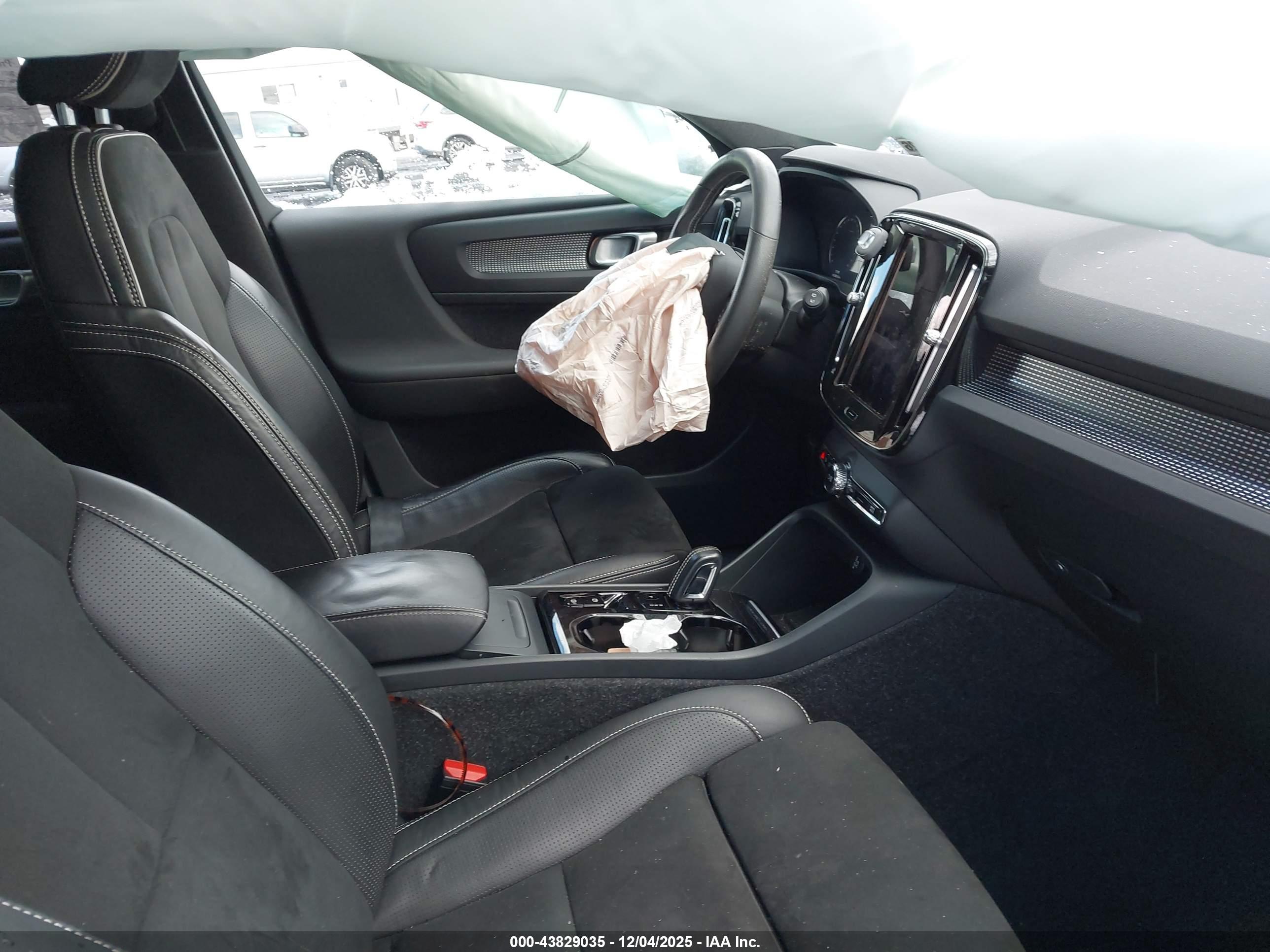 VOLVO XC40 image 5