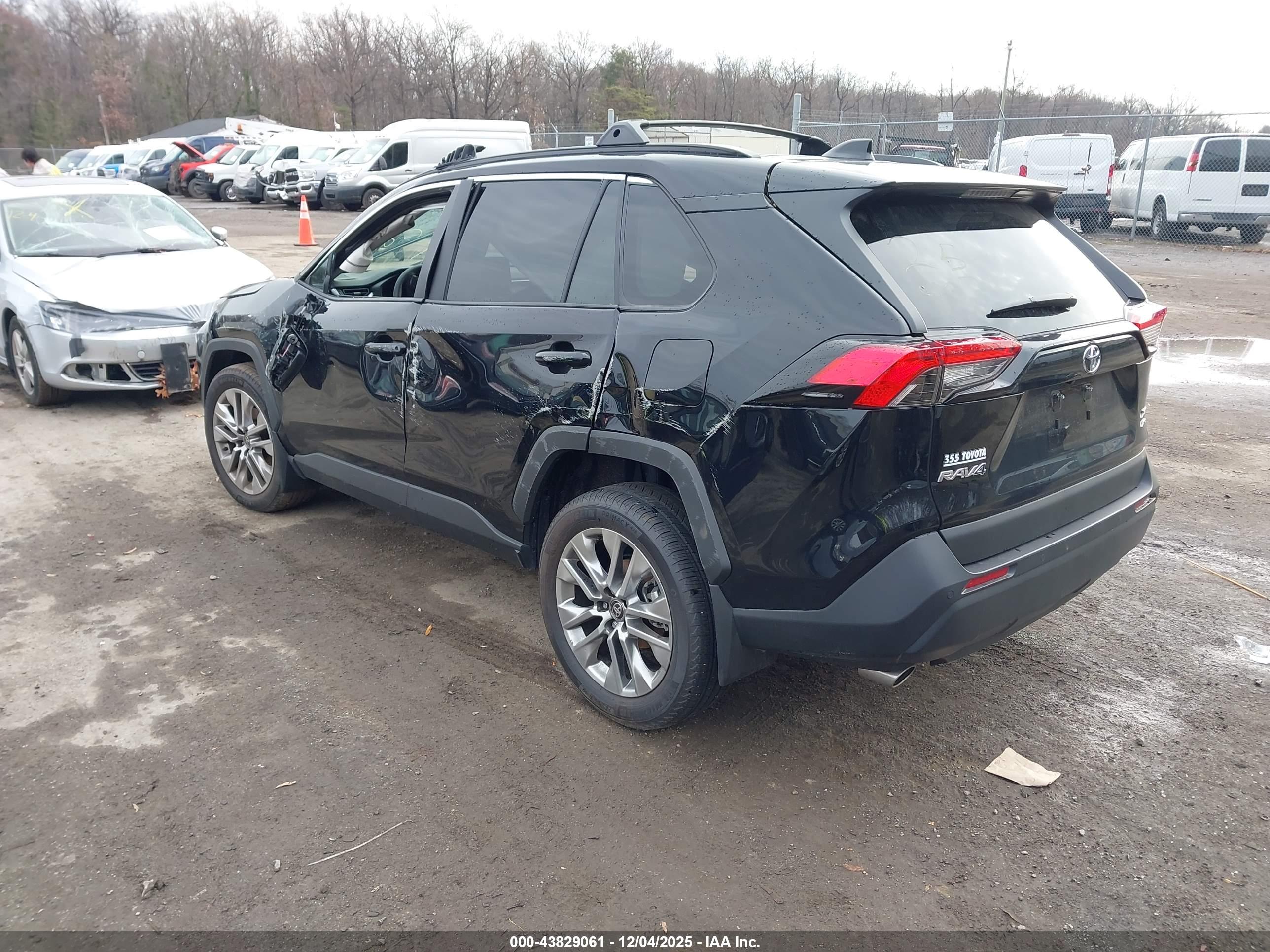 TOYOTA RAV4 image 3