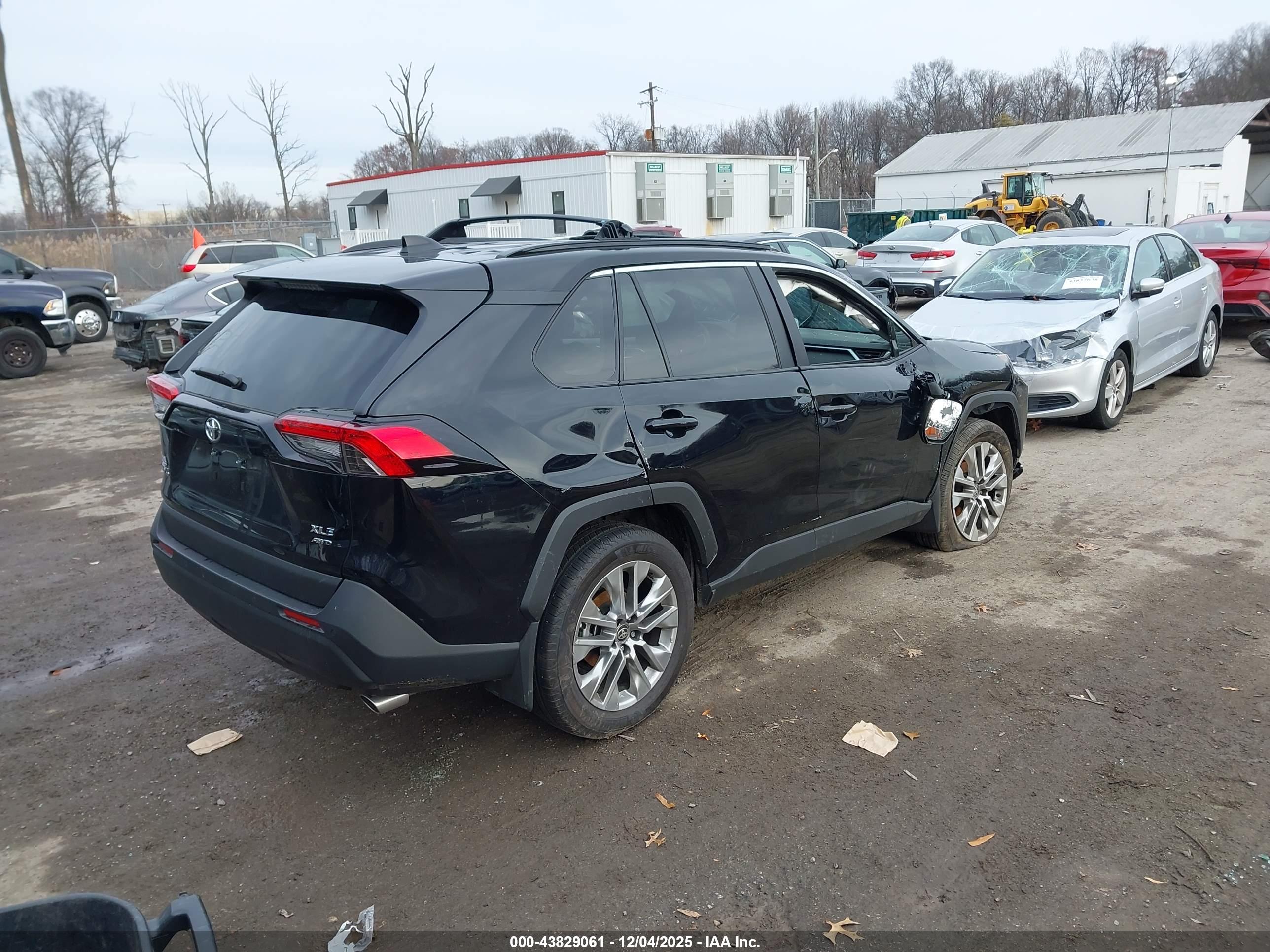 TOYOTA RAV4 image 4