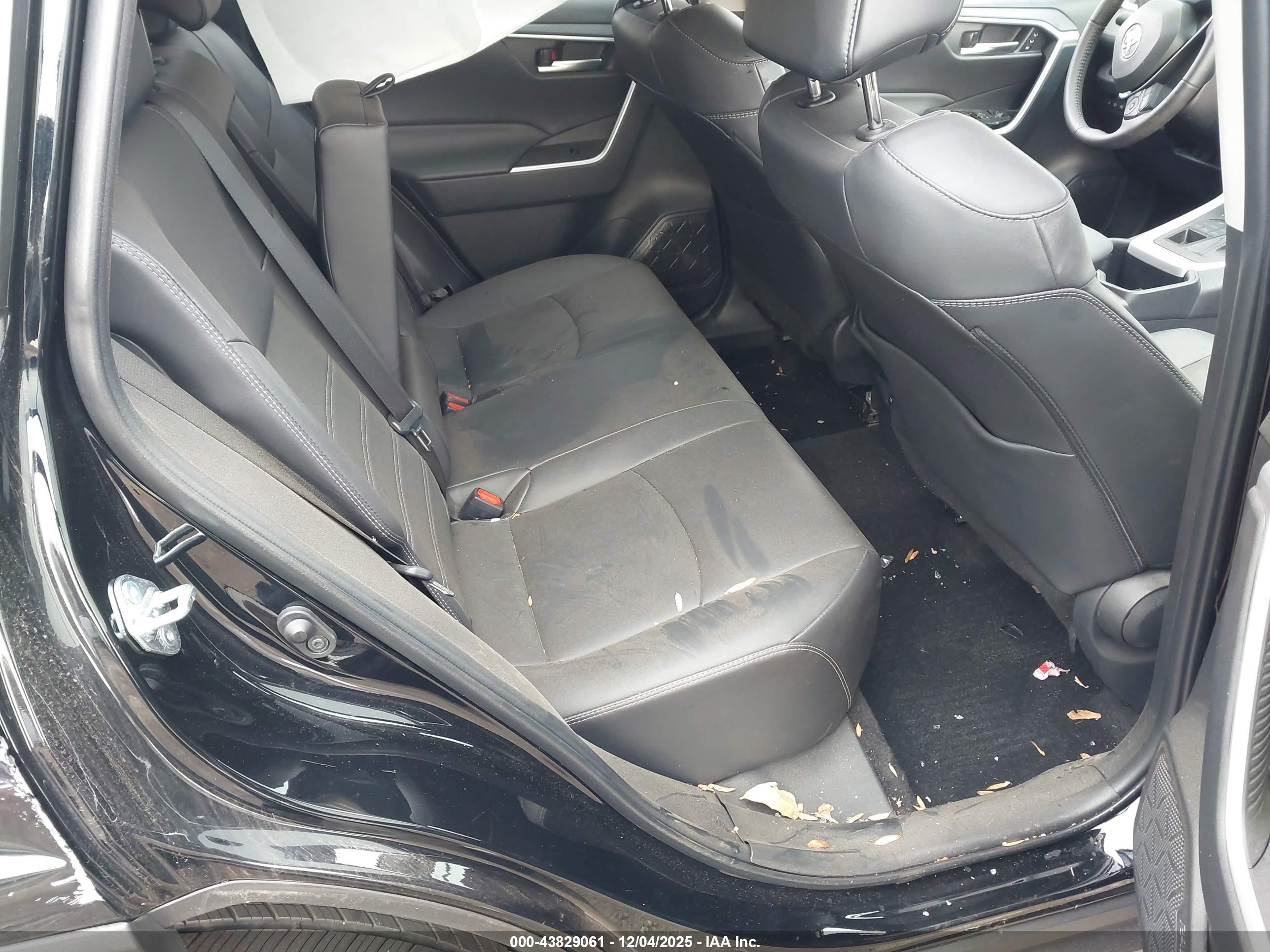 TOYOTA RAV4 image 8