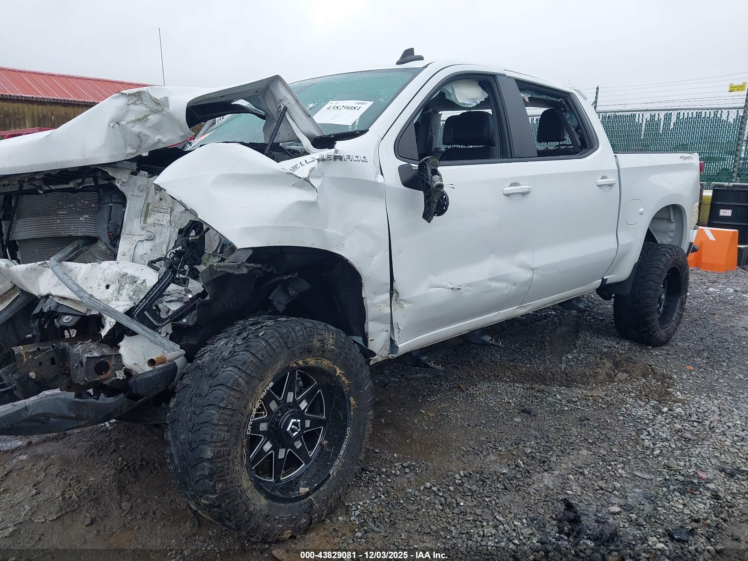 CHEVROLET SILVERADO image 2