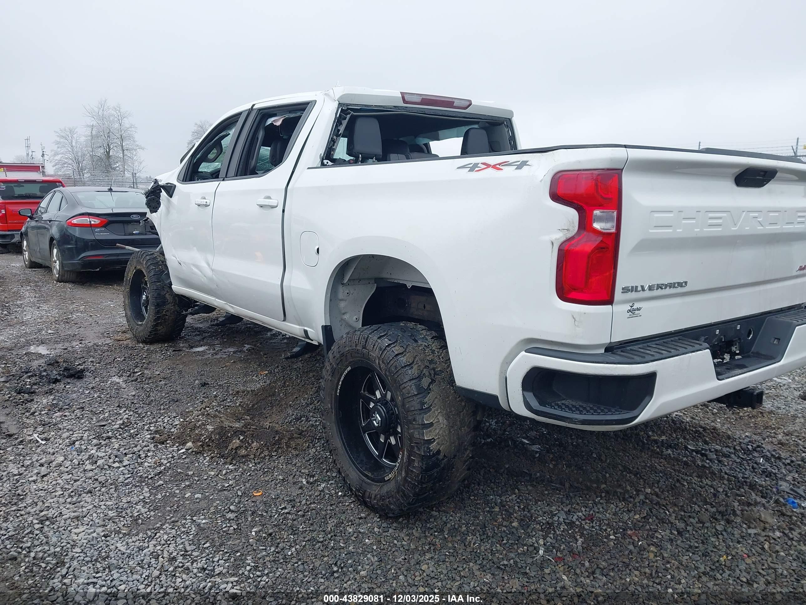 CHEVROLET SILVERADO image 3