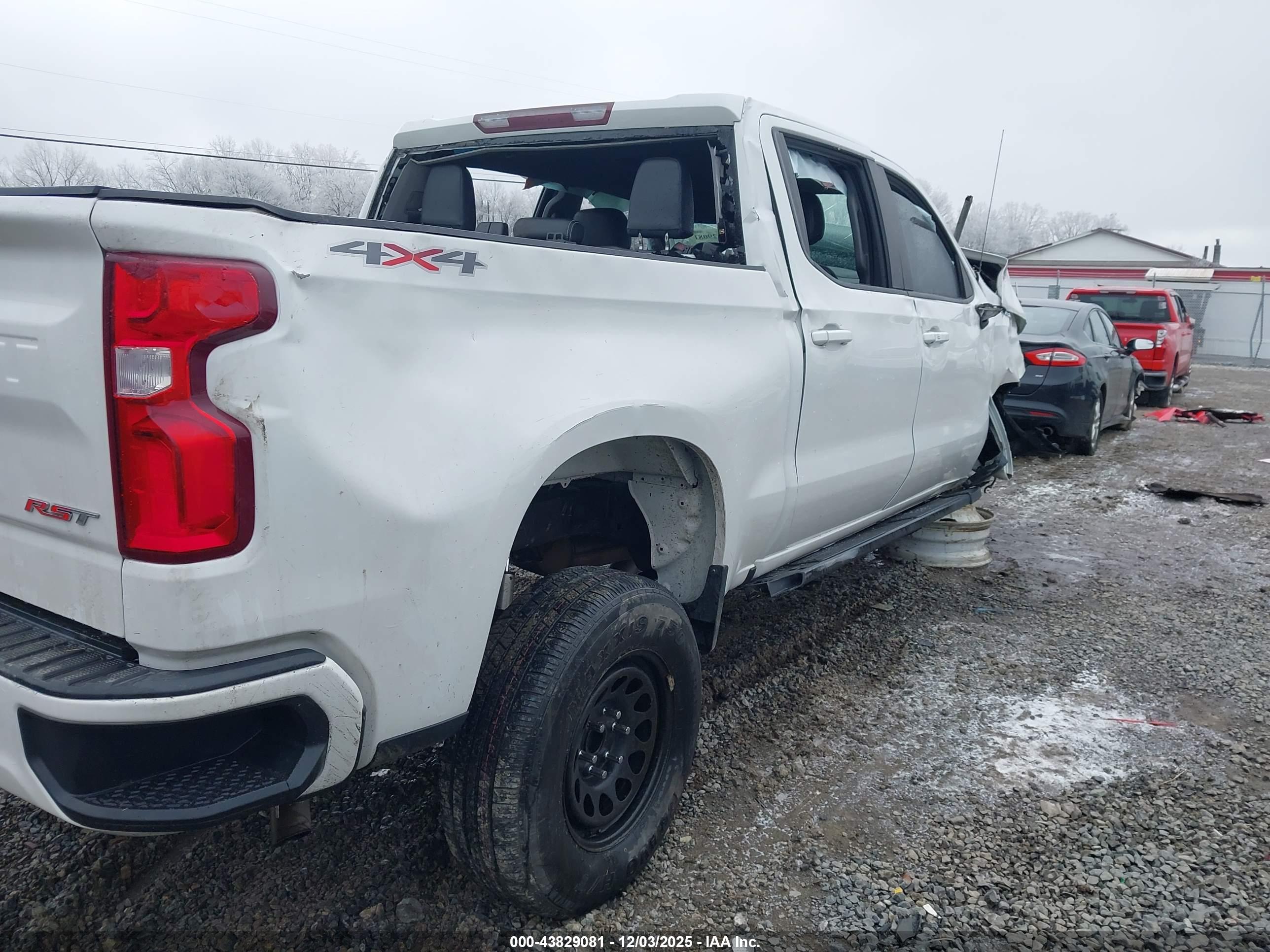 CHEVROLET SILVERADO image 4