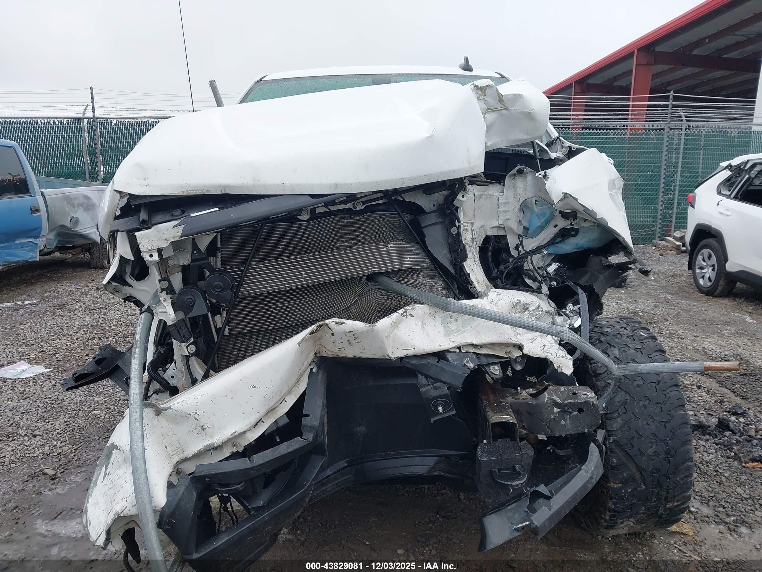 CHEVROLET SILVERADO image 6