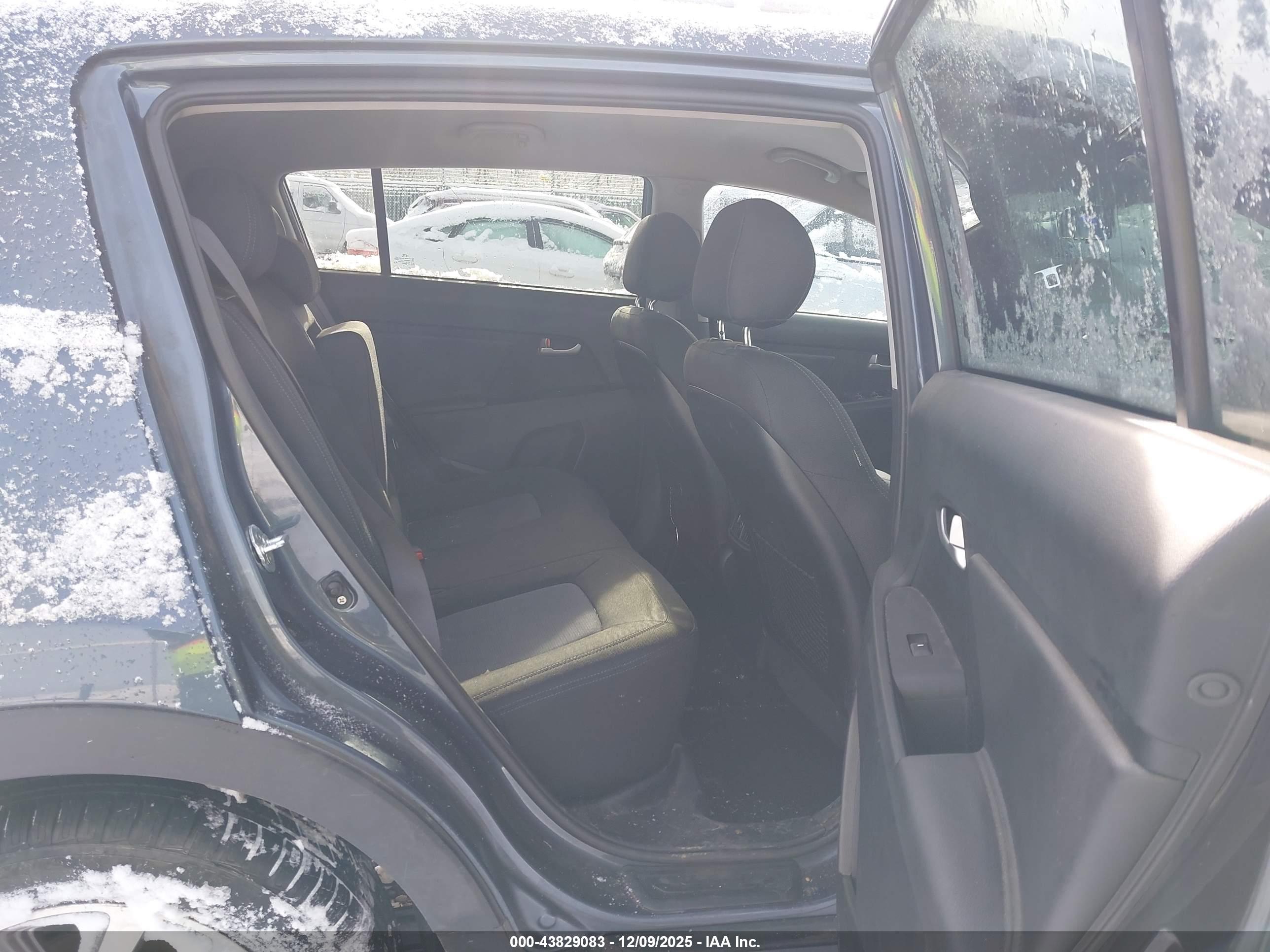 KIA SPORTAGE image 8