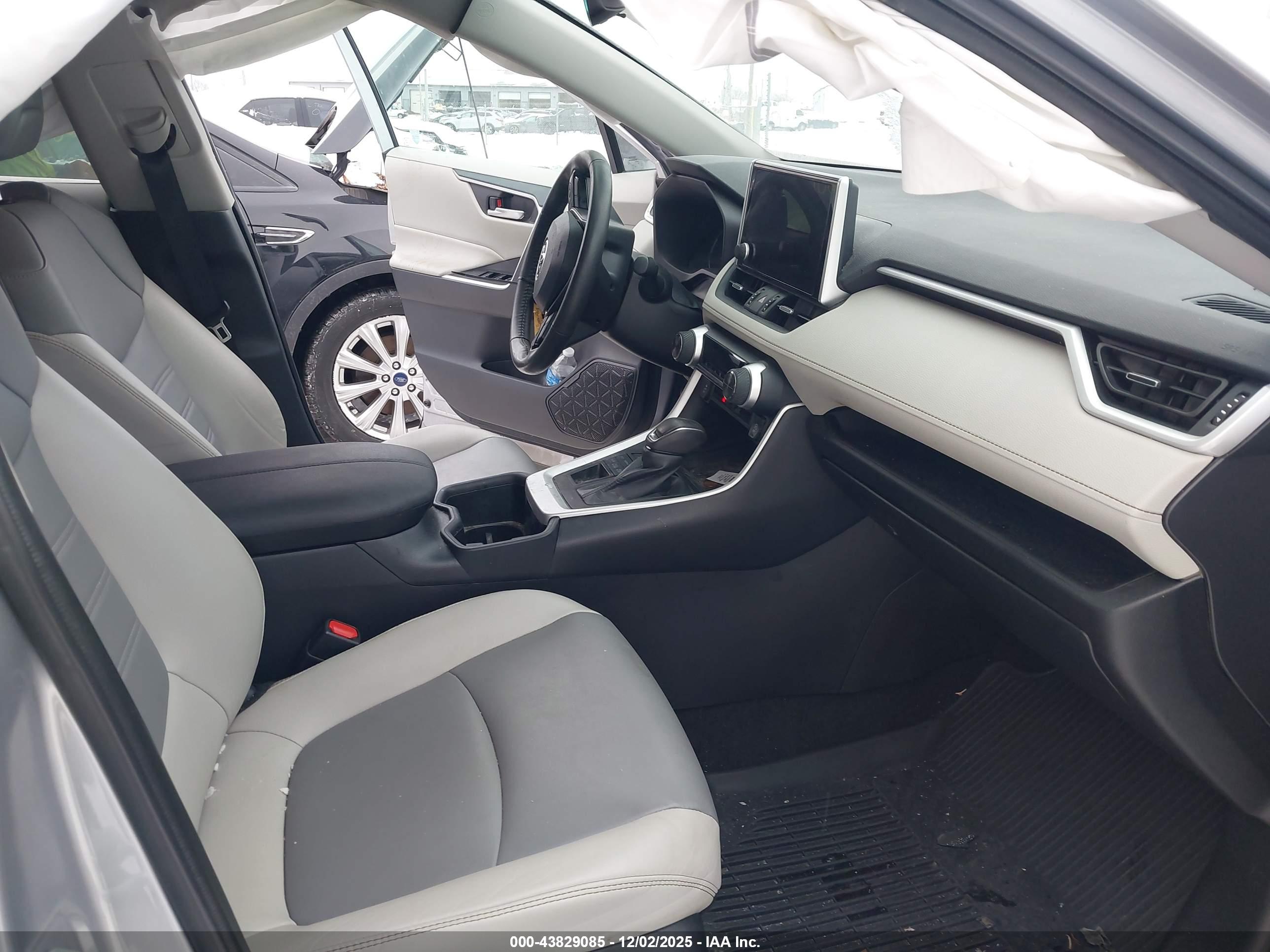TOYOTA RAV4 image 5