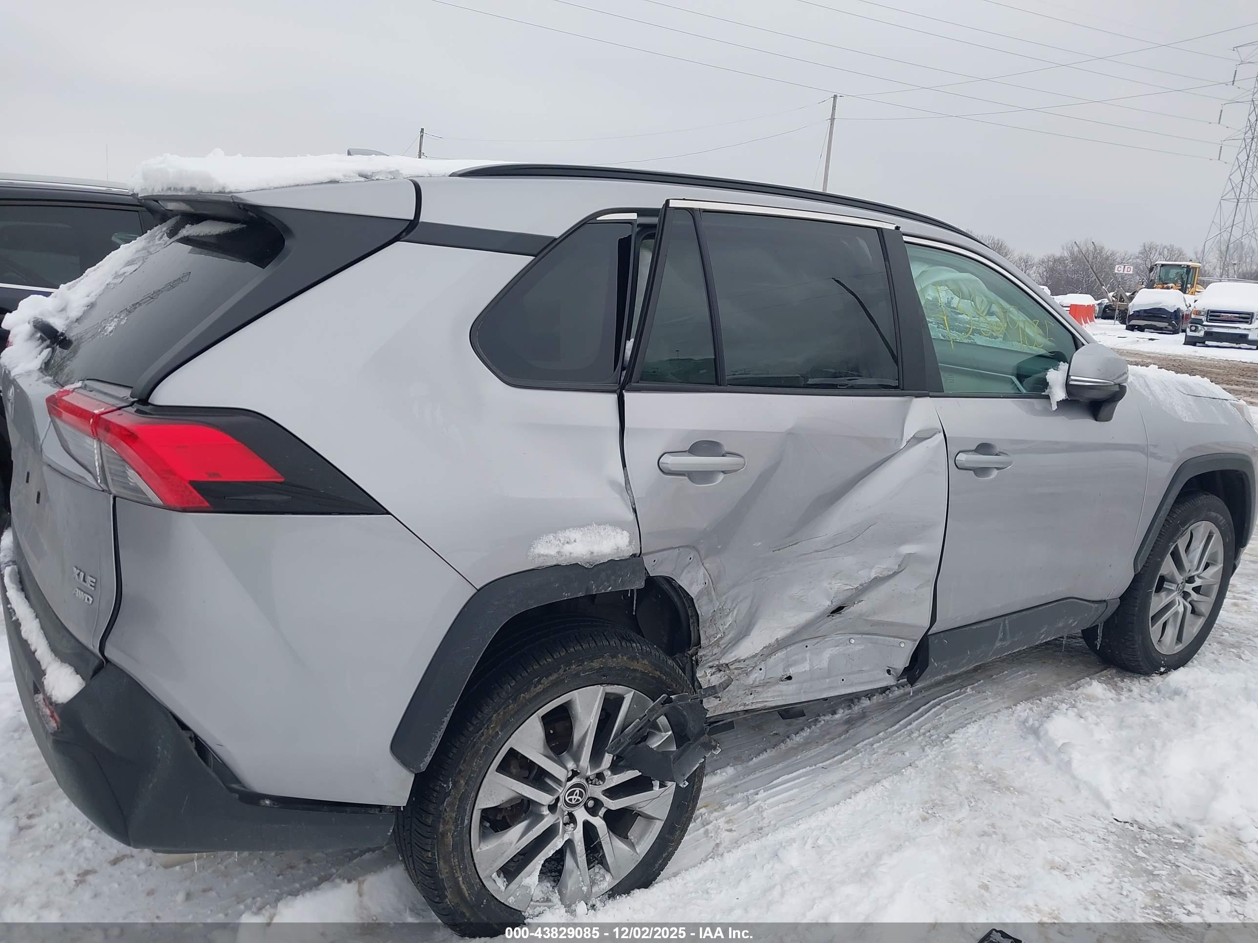 TOYOTA RAV4 image 6