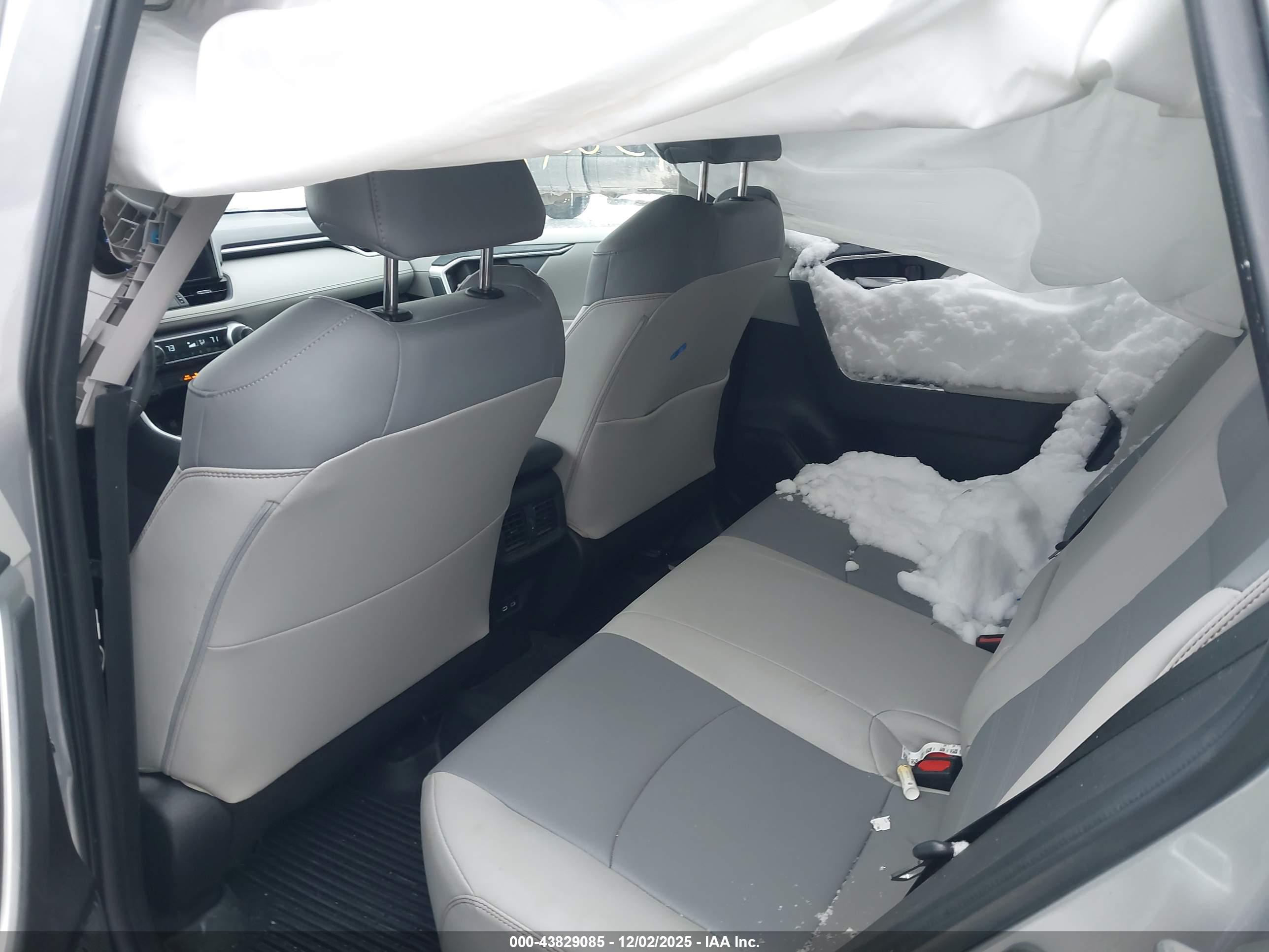 TOYOTA RAV4 image 8