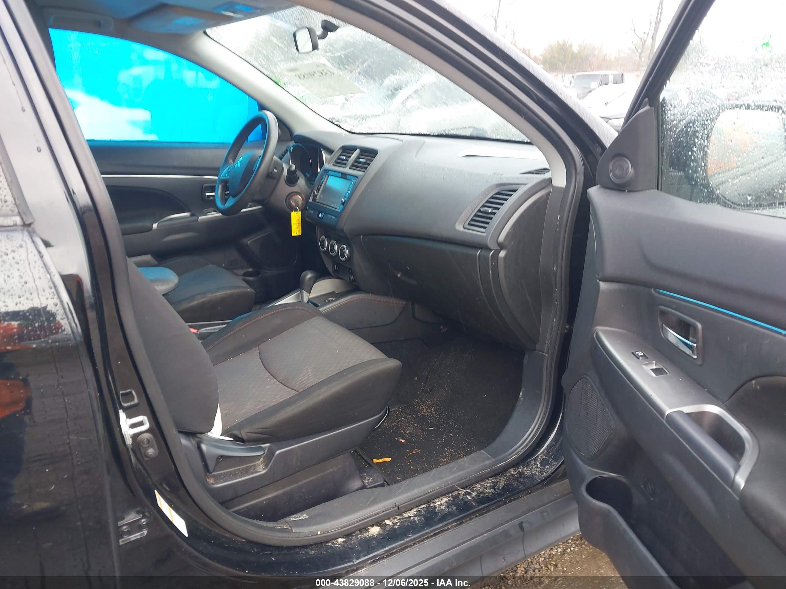 MITSUBISHI OUTLANDER image 5