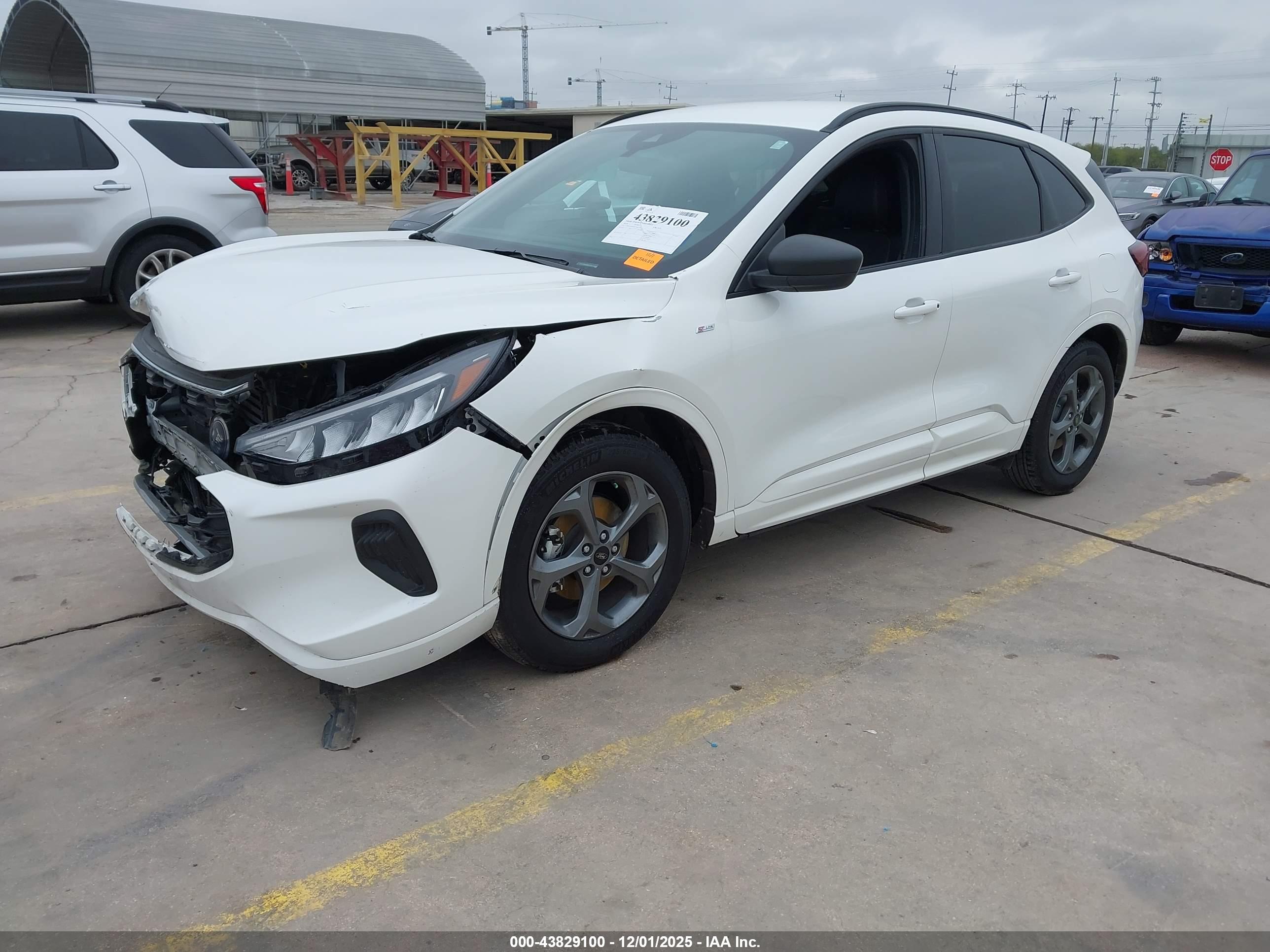 FORD ESCAPE image 2