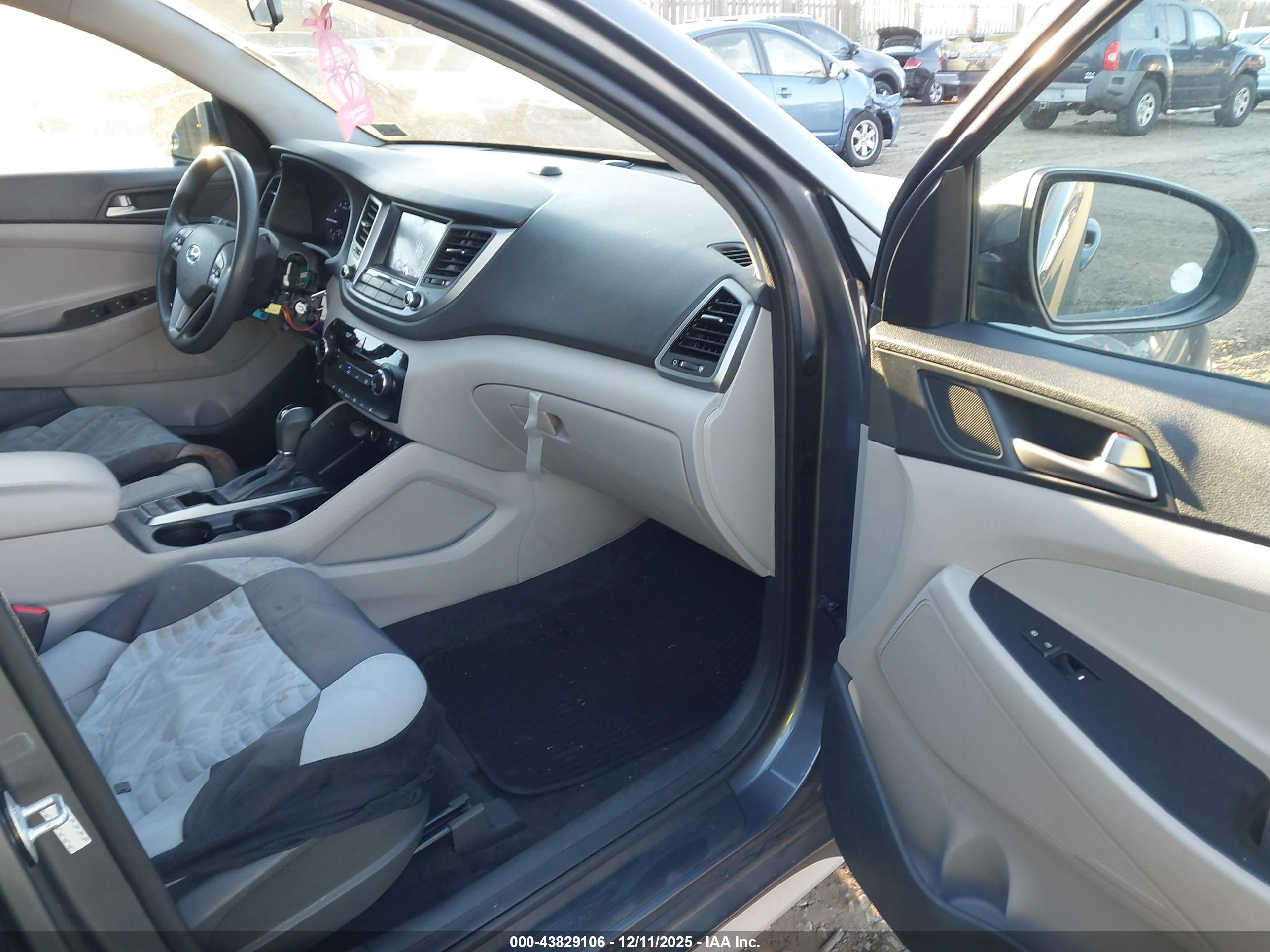 HYUNDAI TUCSON image 5
