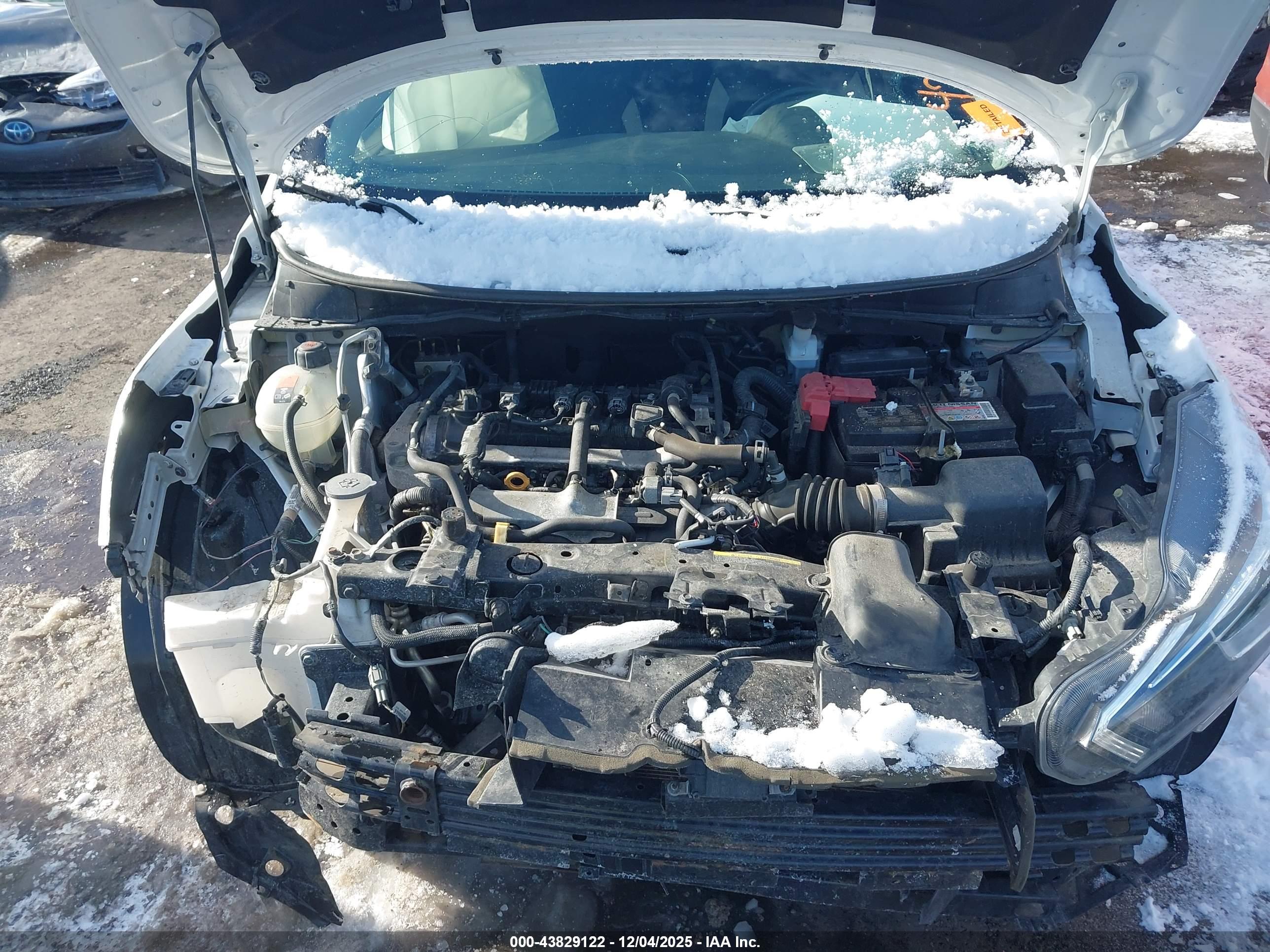 NISSAN VERSA image 10
