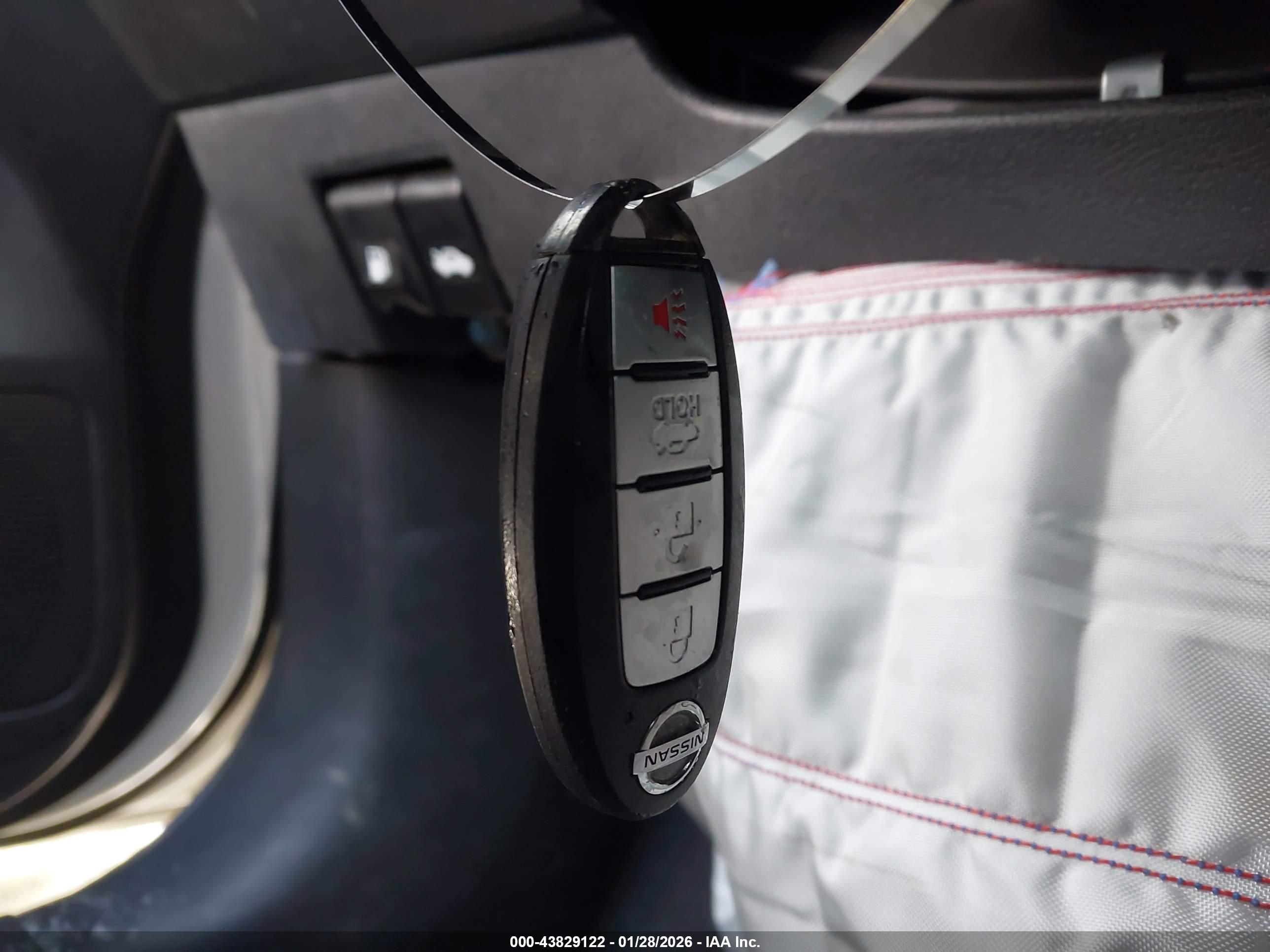 NISSAN VERSA image 11