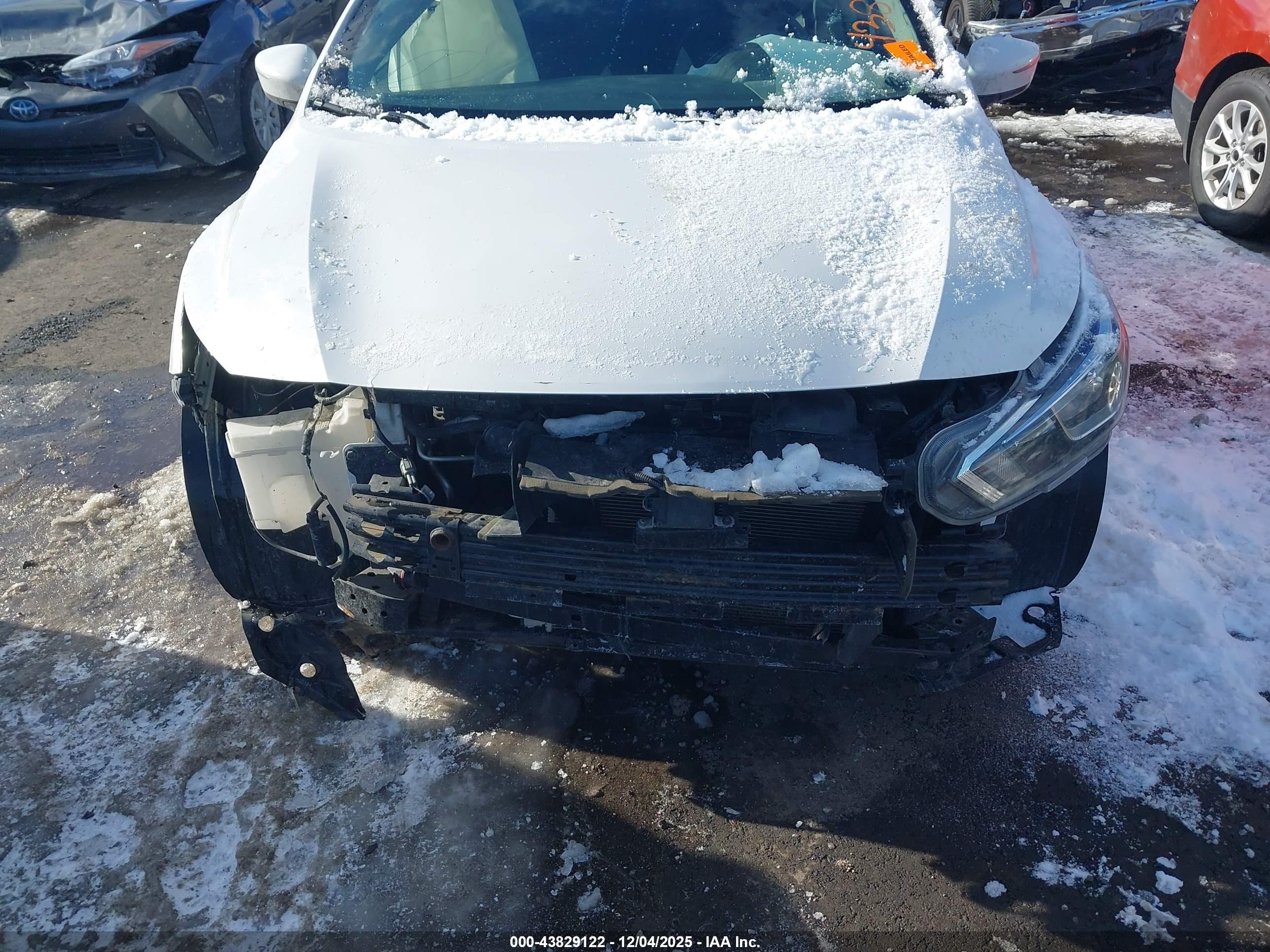 NISSAN VERSA image 6