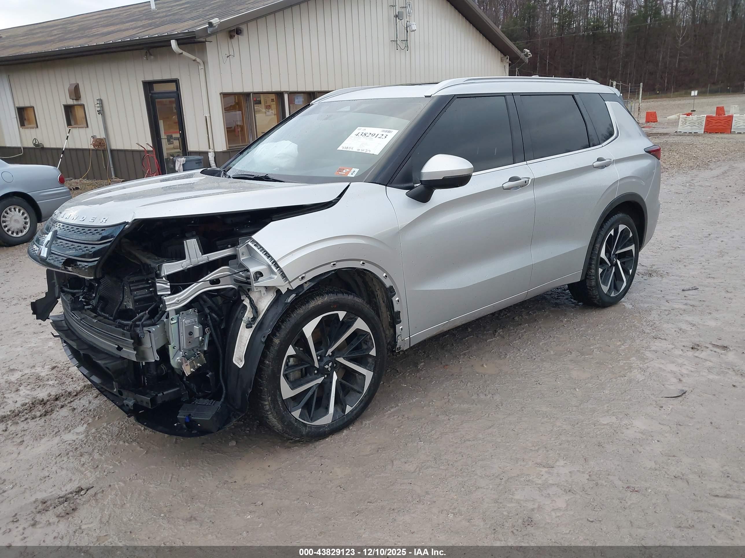 MITSUBISHI OUTLANDER image 2