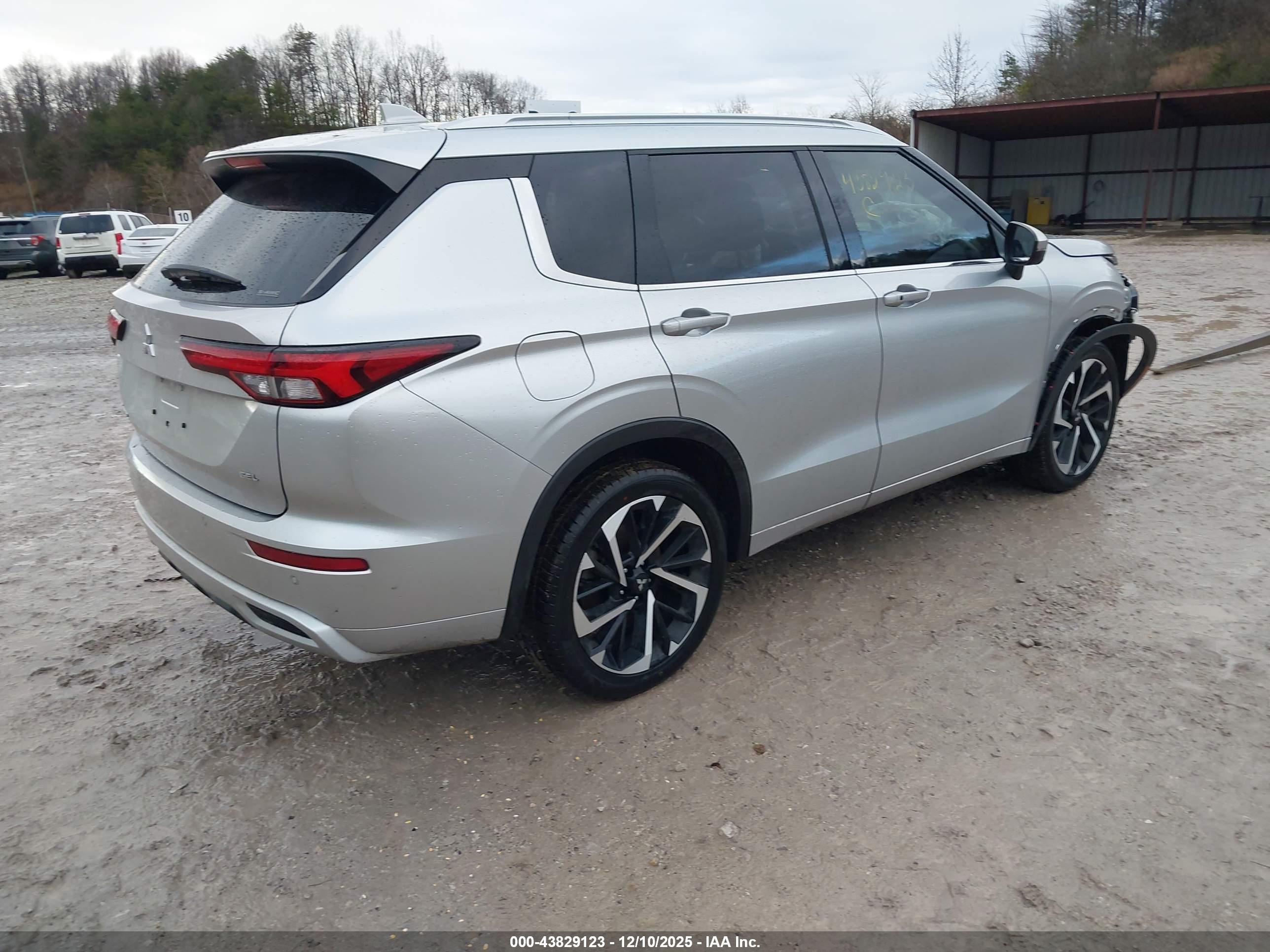 MITSUBISHI OUTLANDER image 4