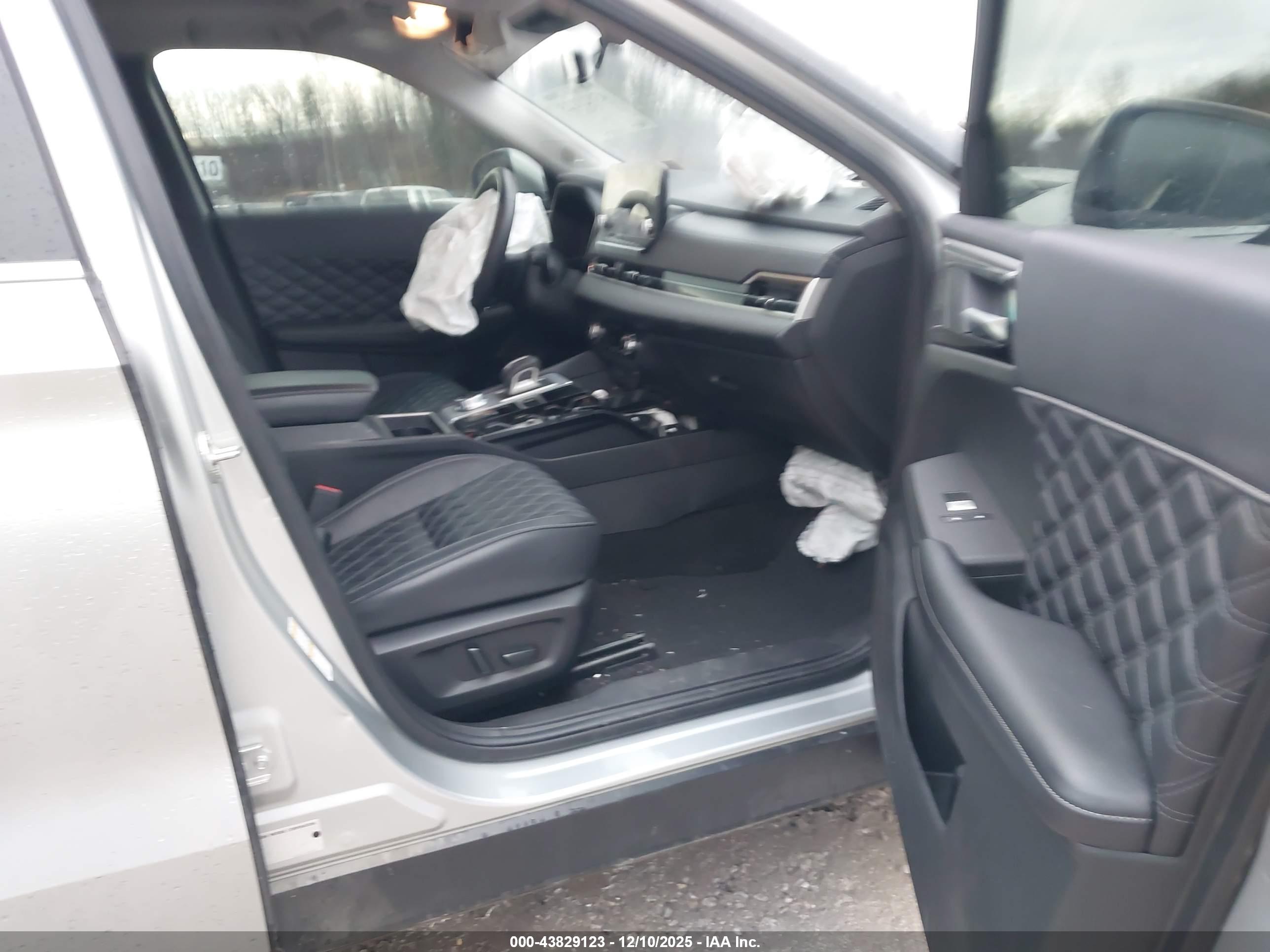 MITSUBISHI OUTLANDER image 5