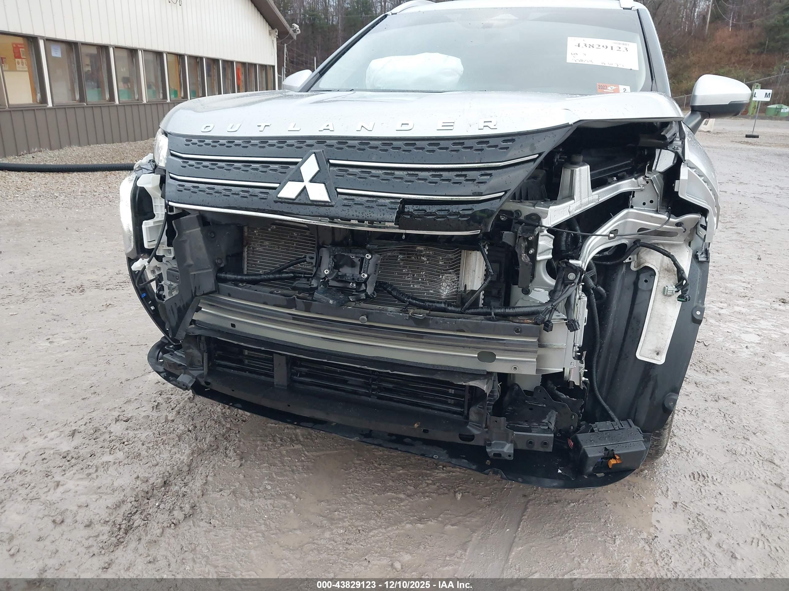 MITSUBISHI OUTLANDER image 6