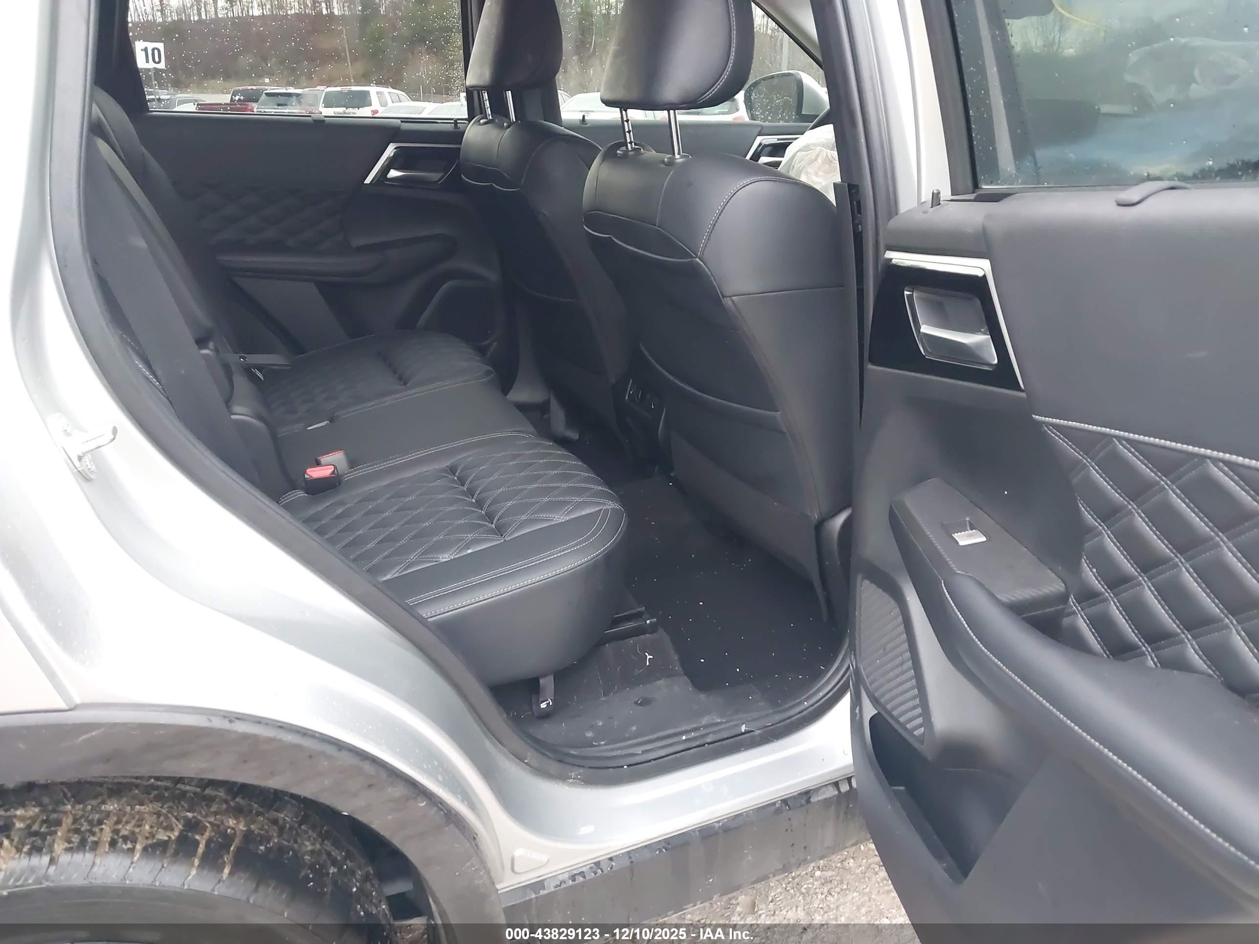 MITSUBISHI OUTLANDER image 8