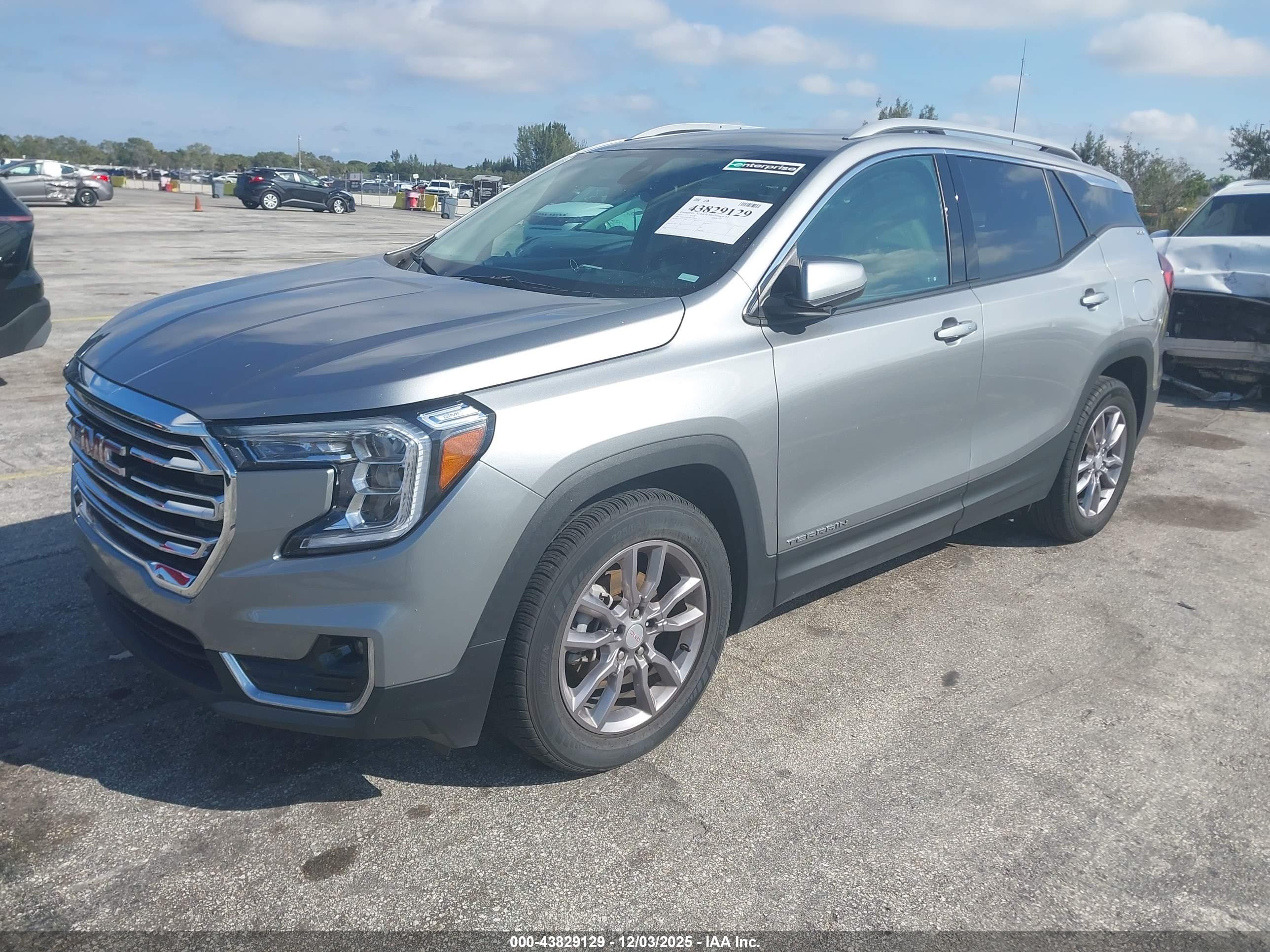 GMC TERRAIN image 2