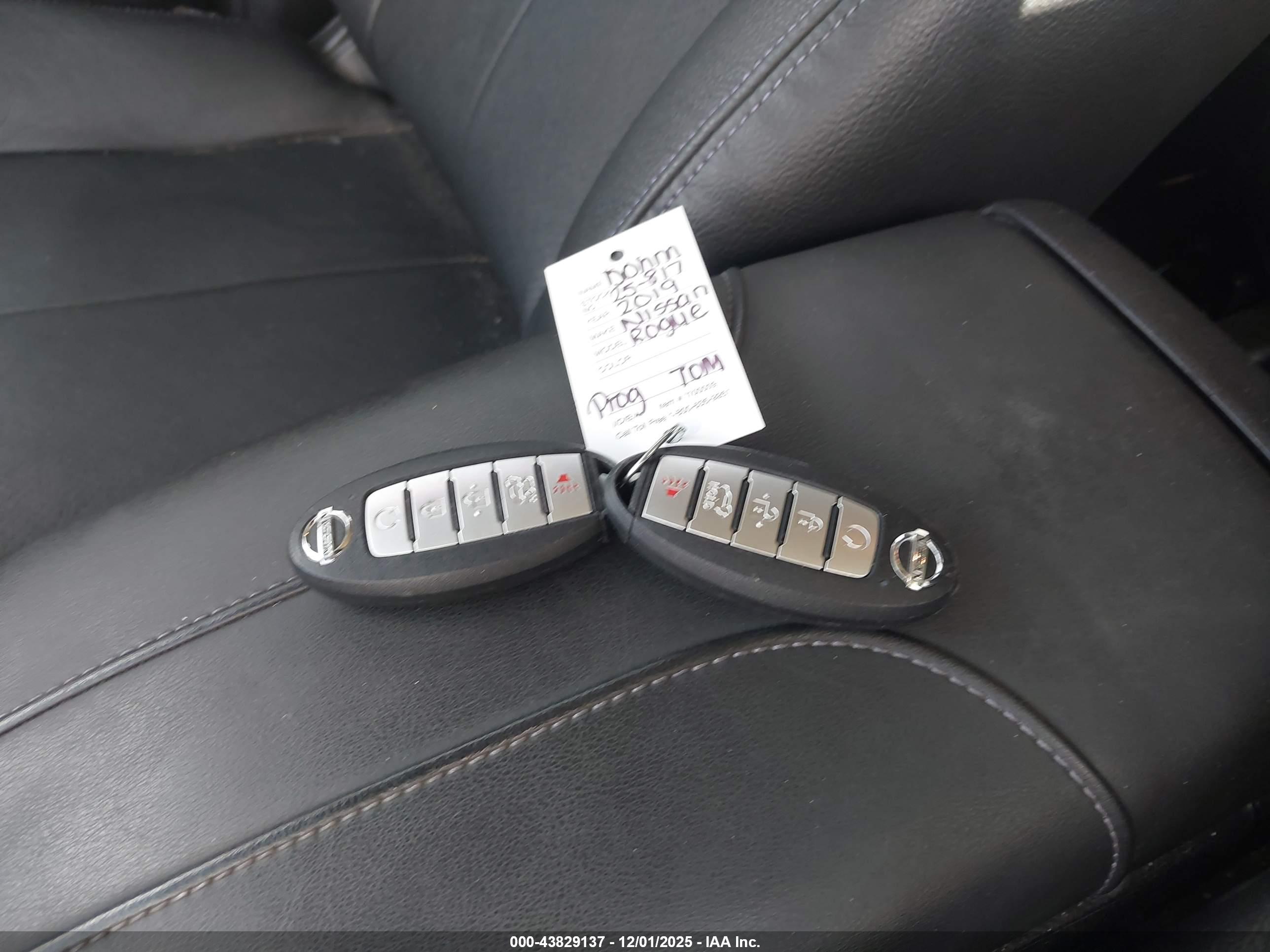 NISSAN ROGUE image 11