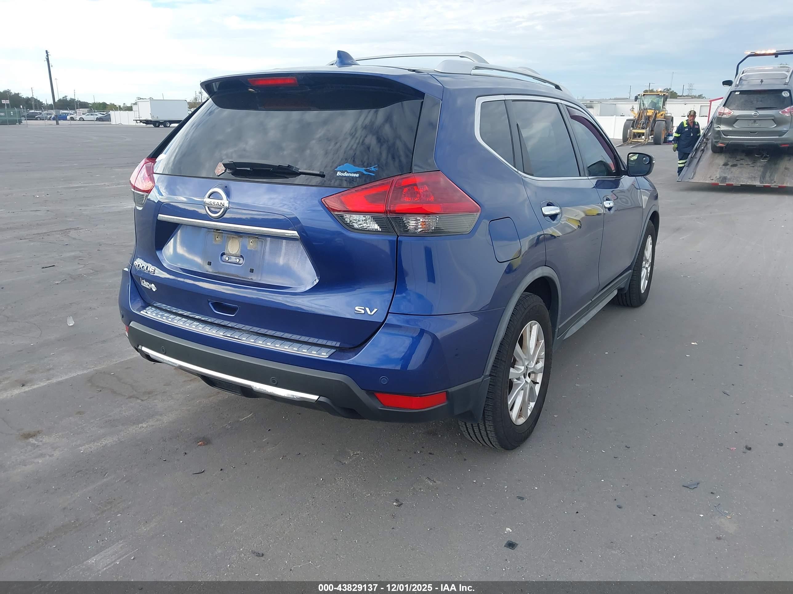 NISSAN ROGUE image 4