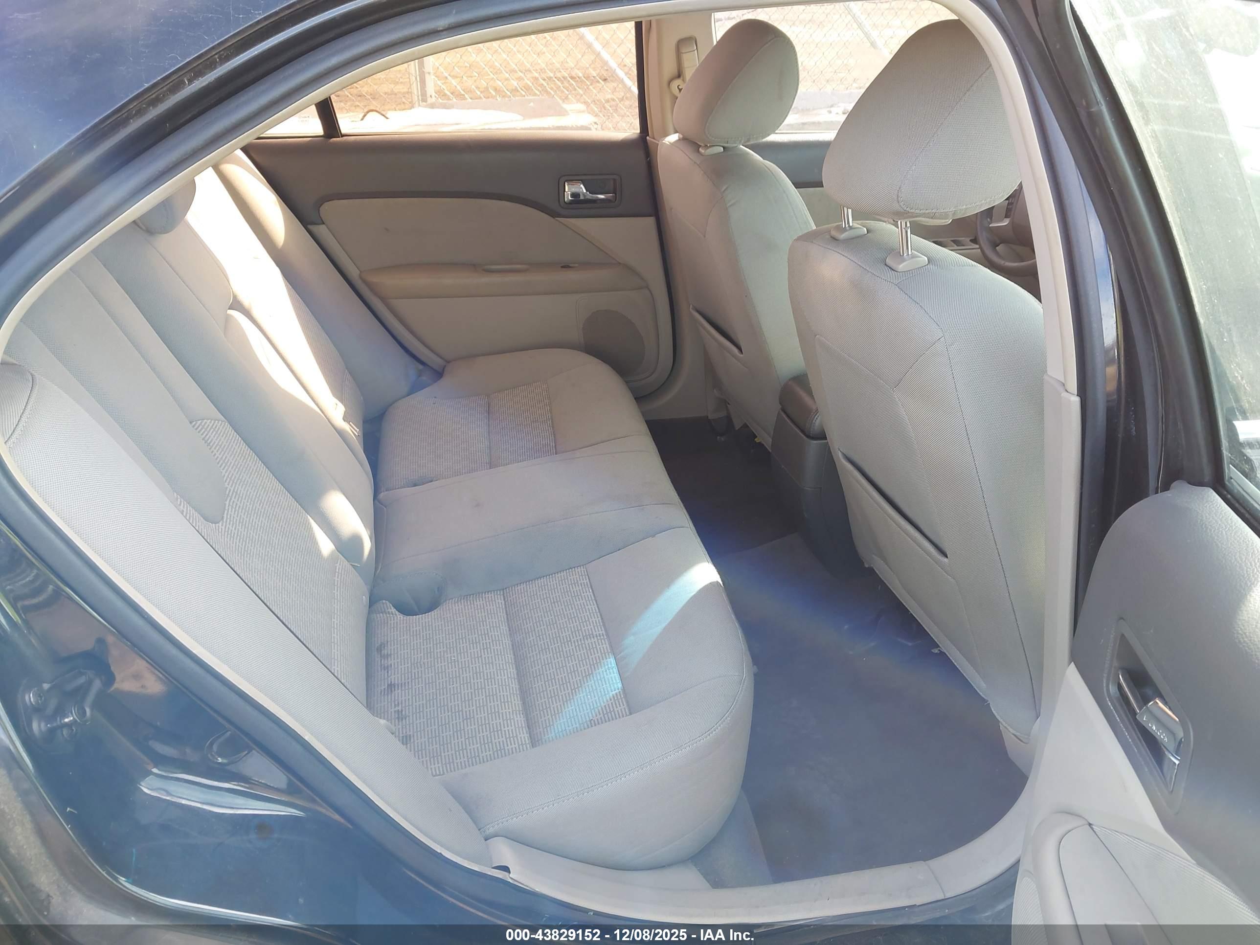 FORD FUSION image 8