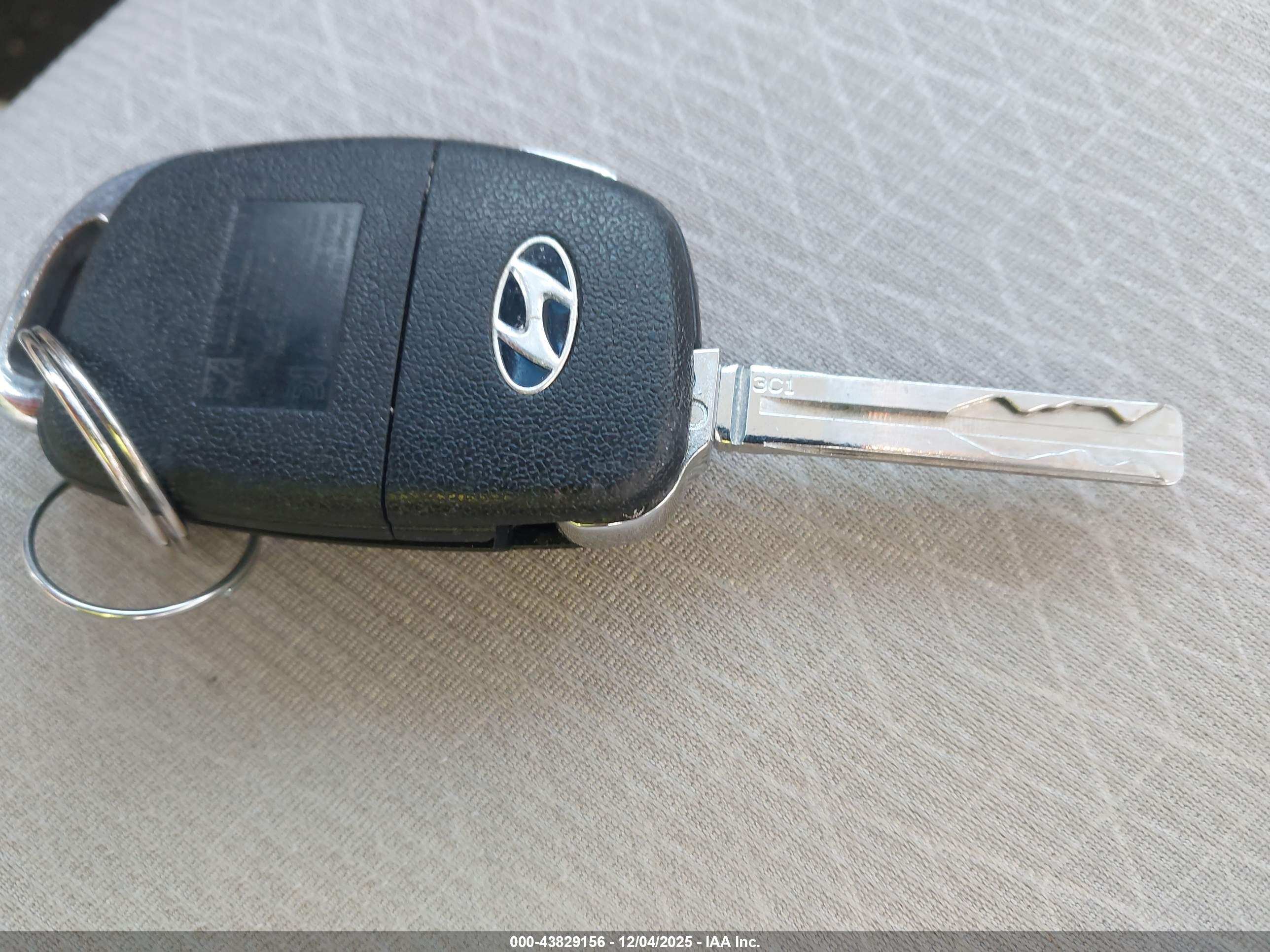 HYUNDAI TUCSON image 11