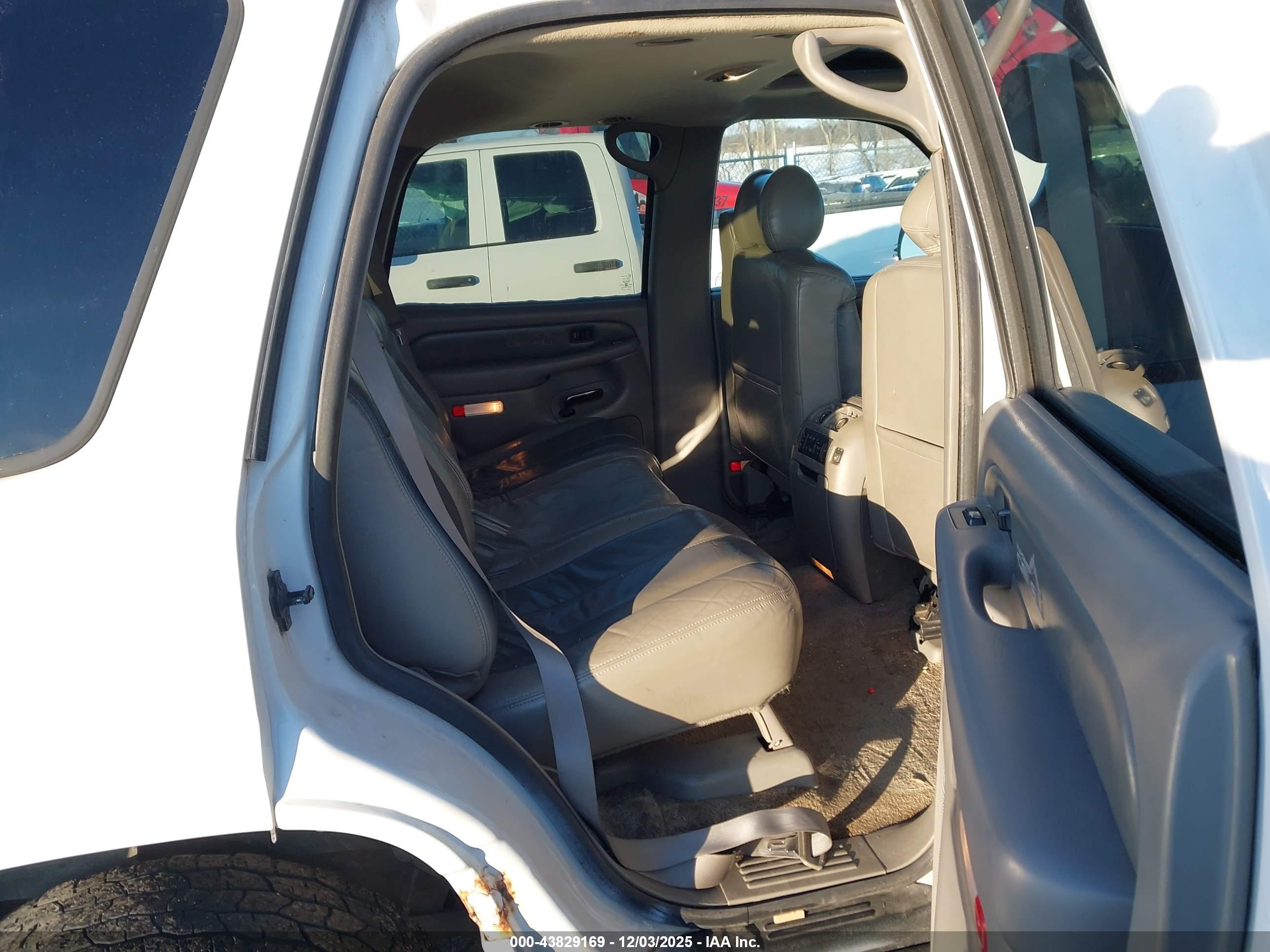GMC YUKON image 8