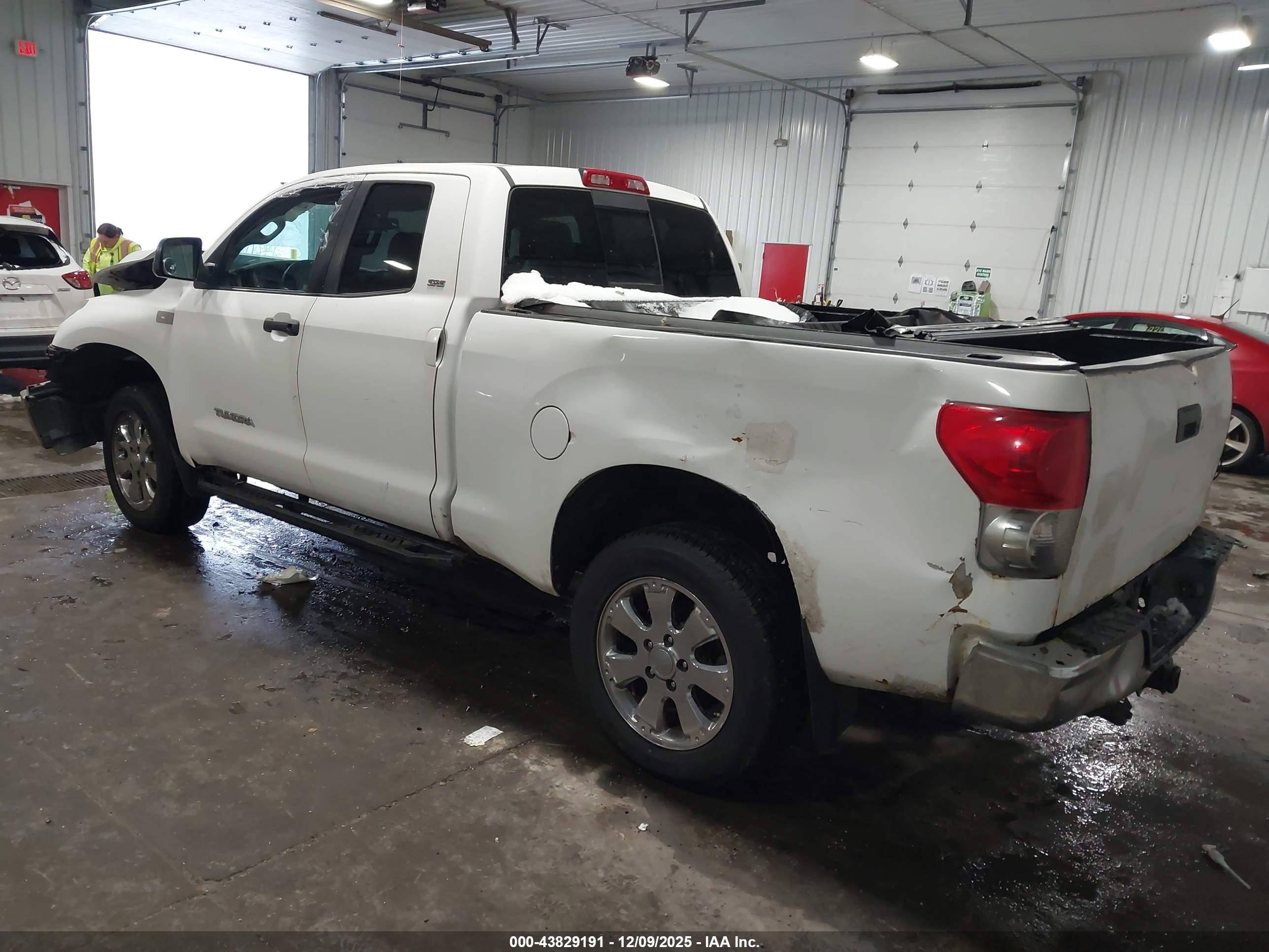 TOYOTA TUNDRA image 3