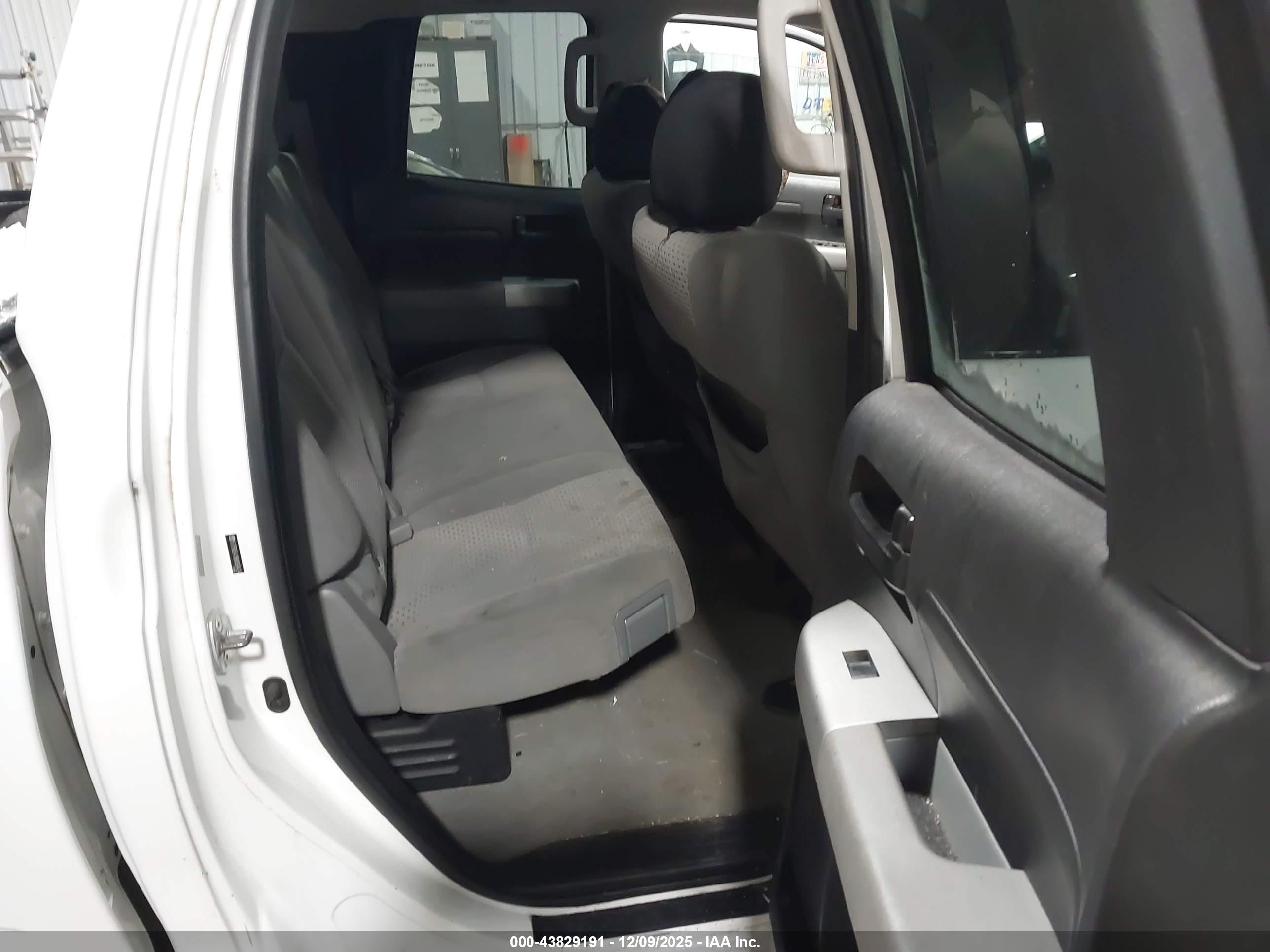 TOYOTA TUNDRA image 8