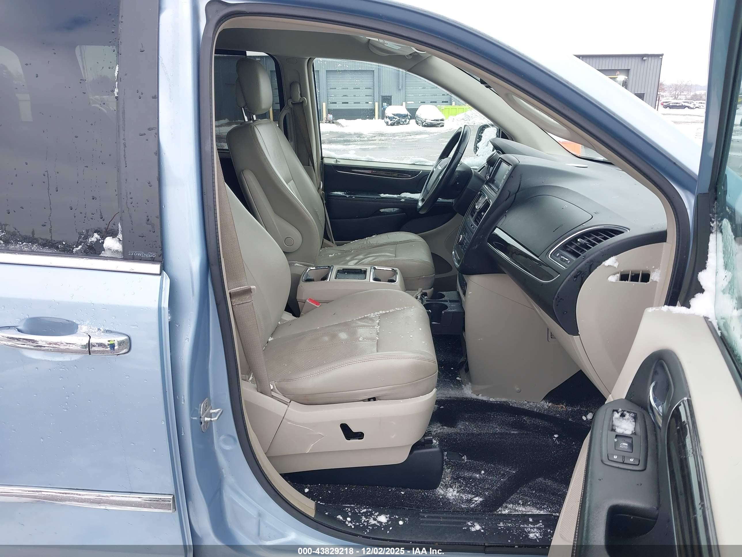 CHRYSLER TOWN image 5
