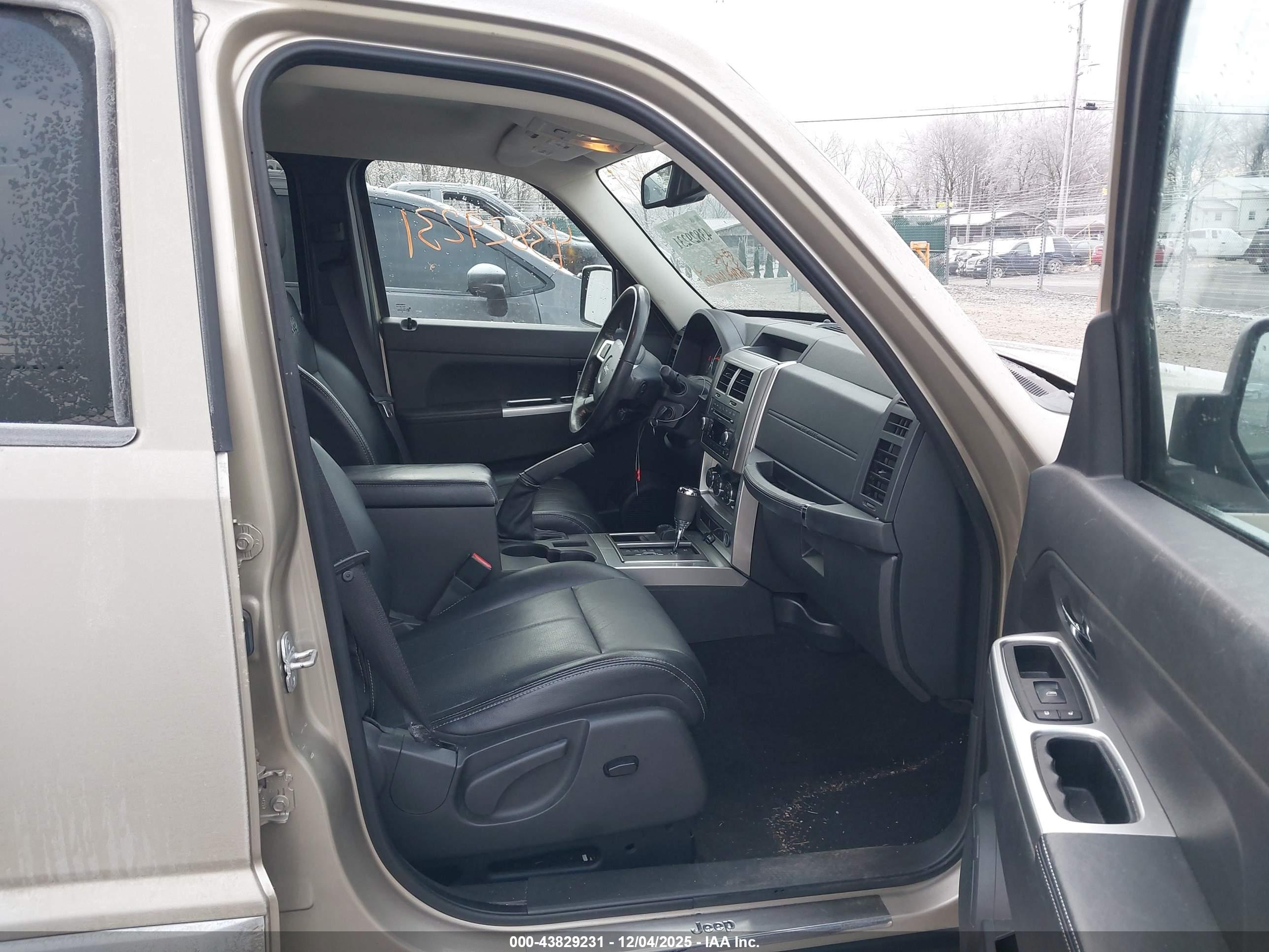 JEEP LIBERTY image 5