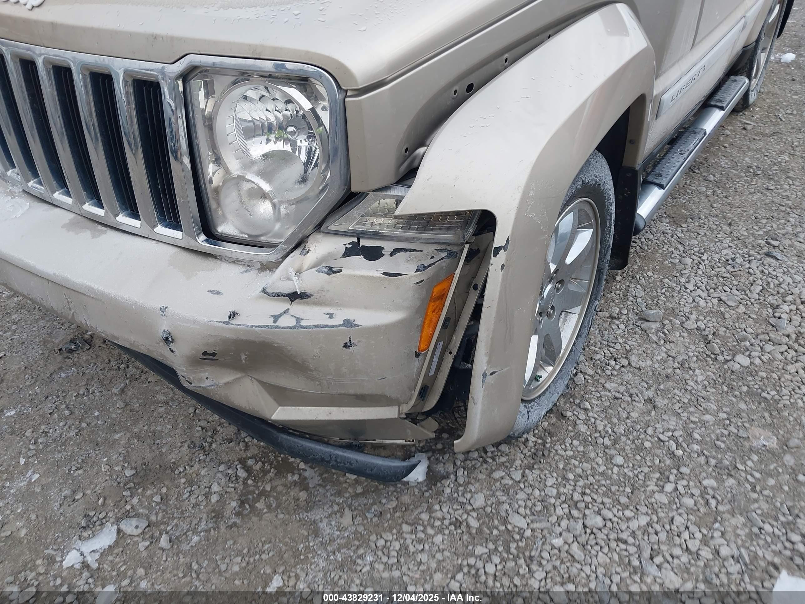 JEEP LIBERTY image 6