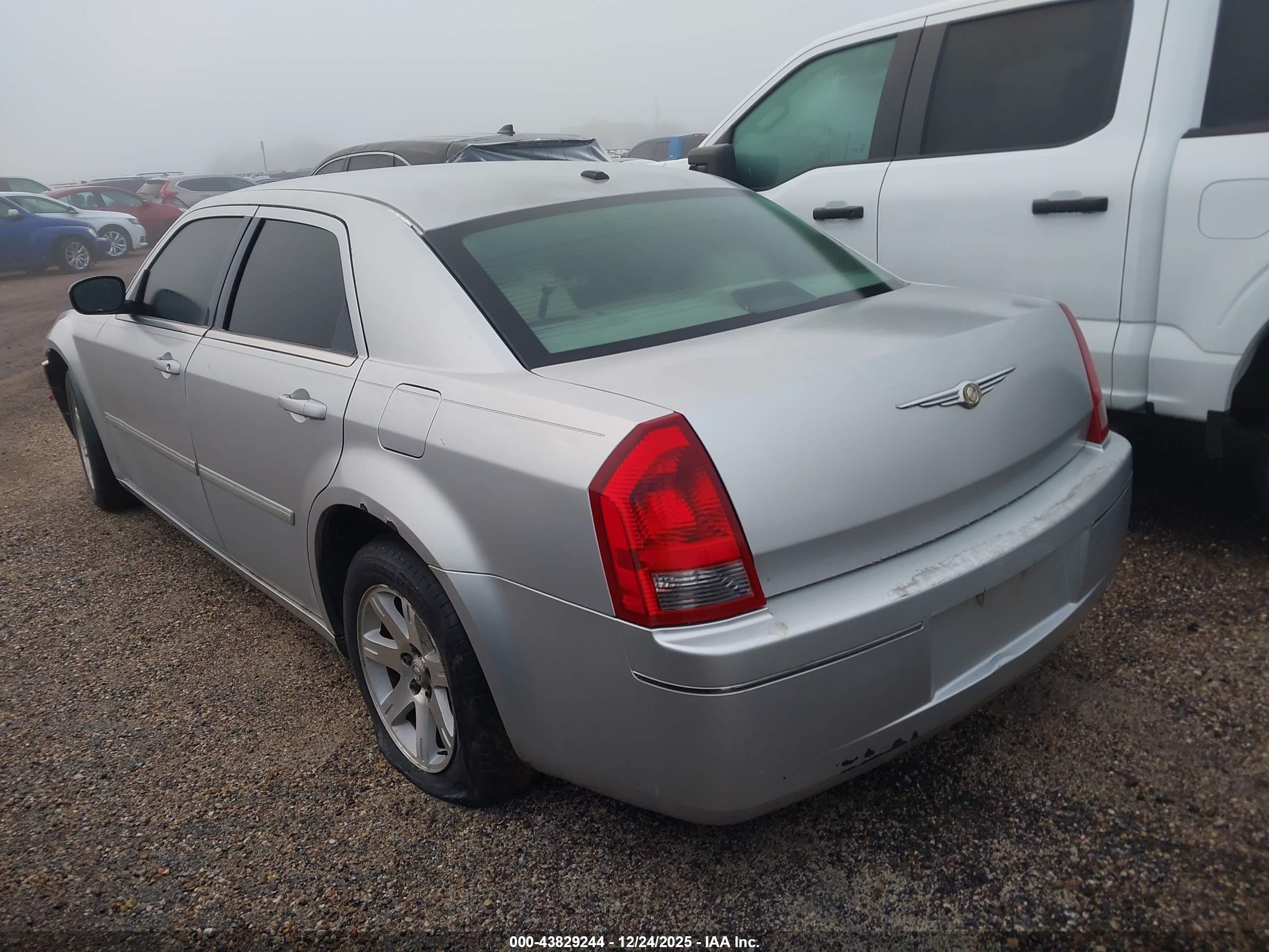 CHRYSLER 300 image 3