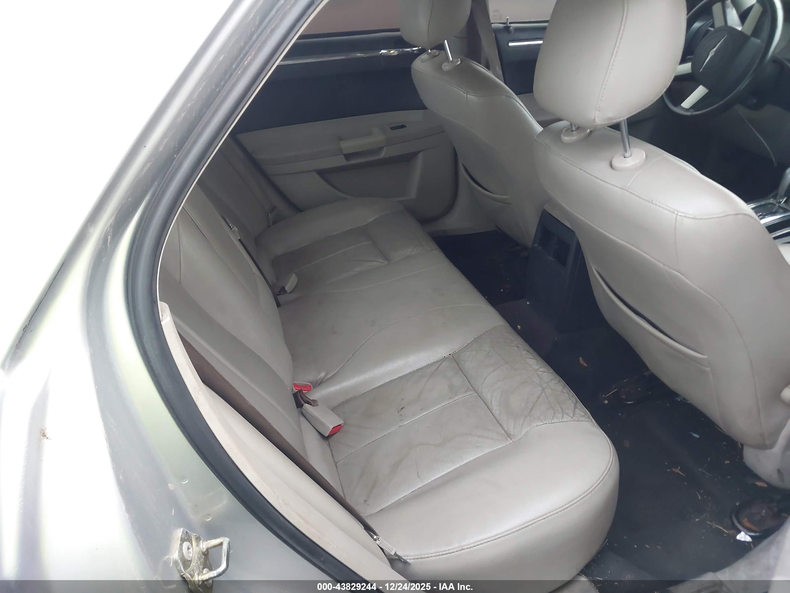 CHRYSLER 300 image 8