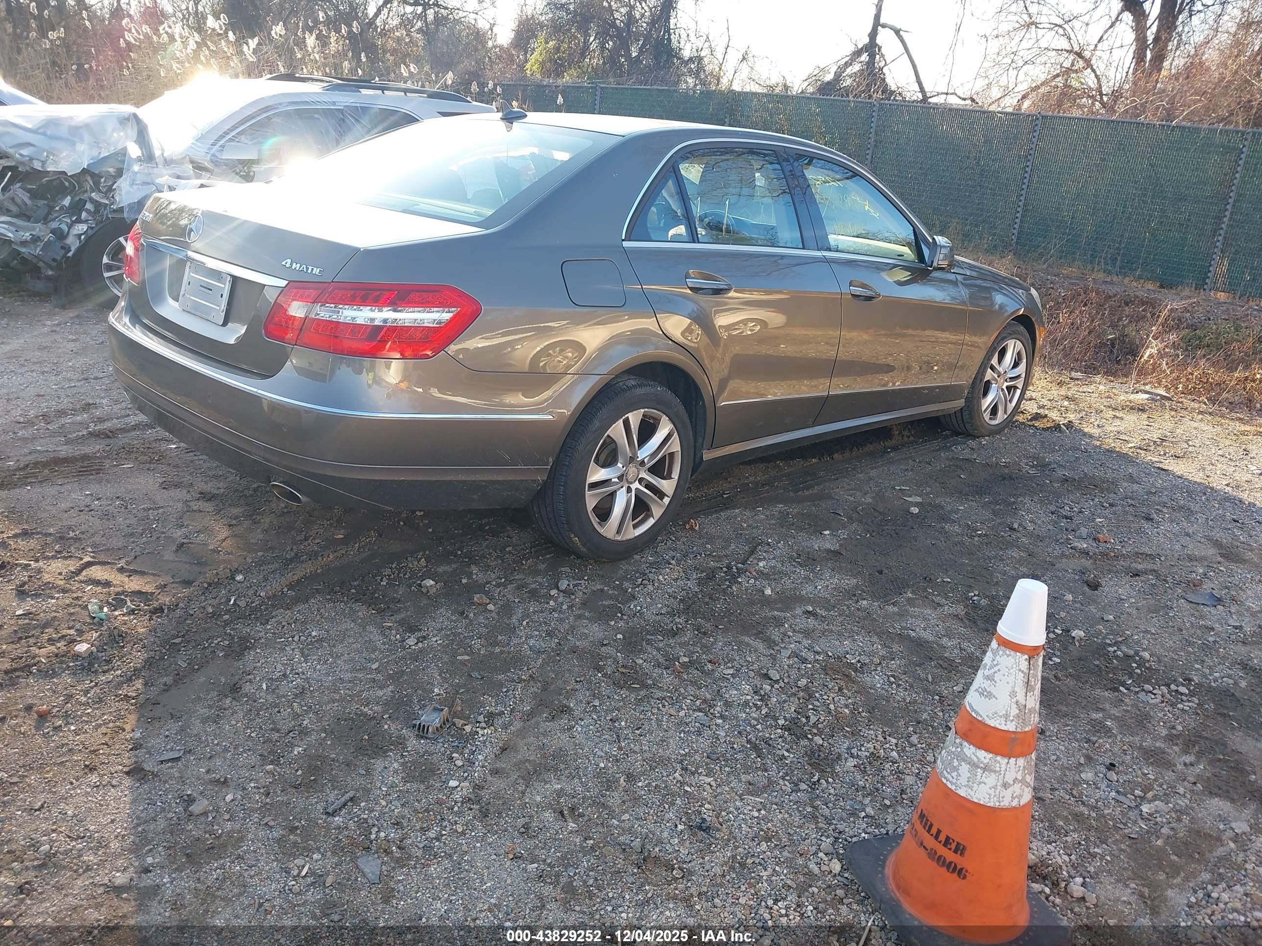 MERCEDES-BENZ E image 4