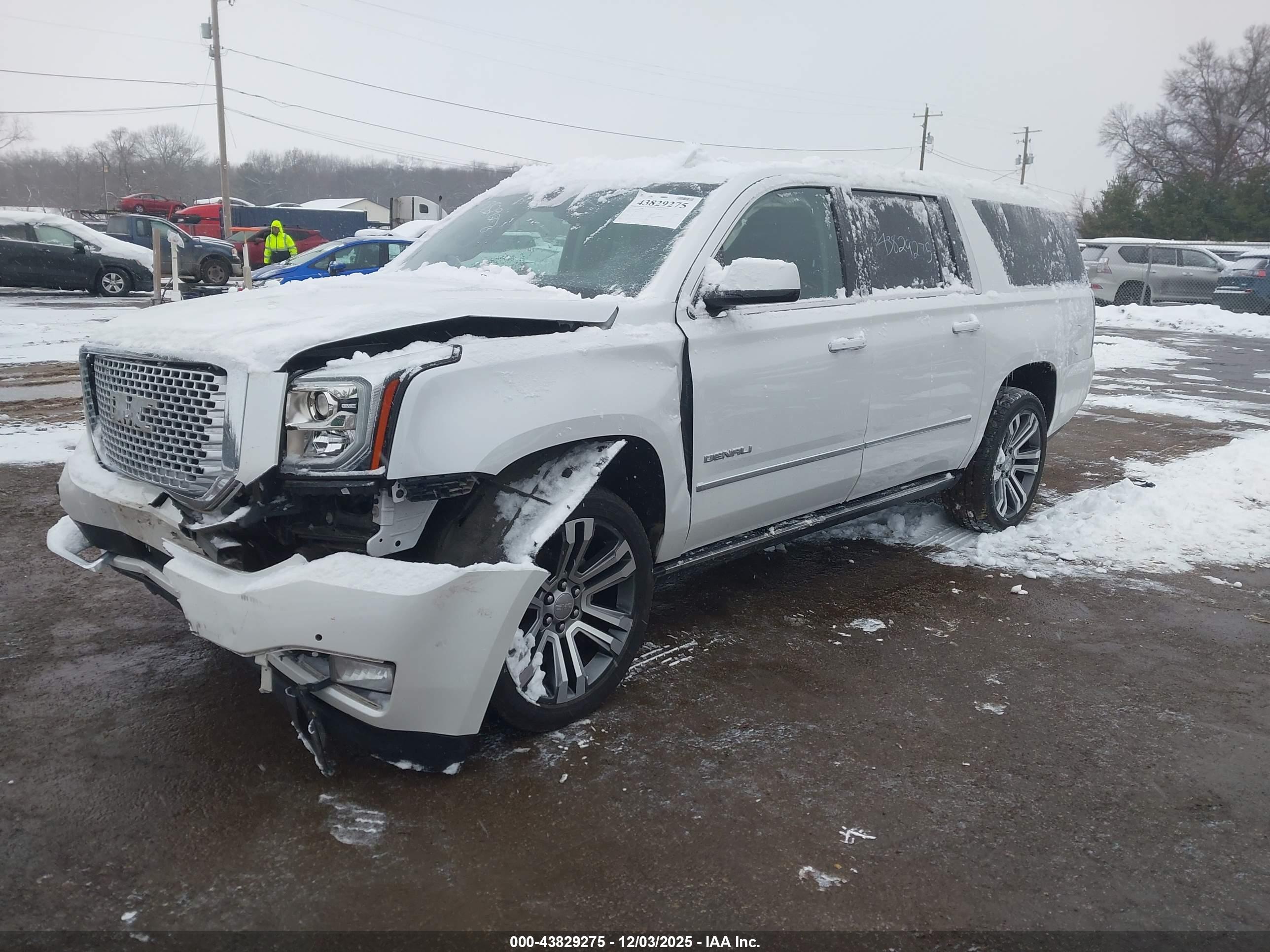 GMC YUKON image 2