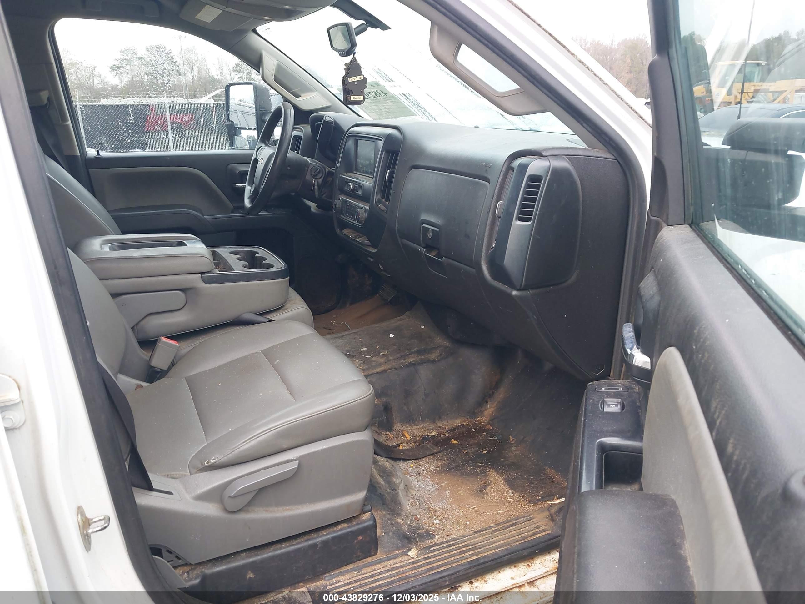 CHEVROLET SILVERADO image 5