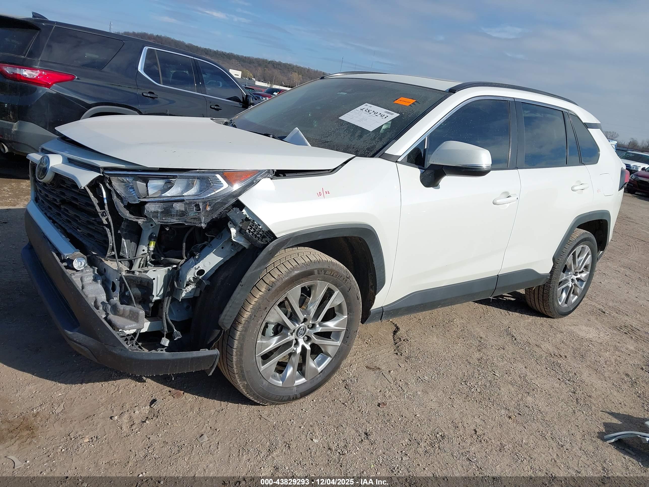 TOYOTA RAV4 image 2