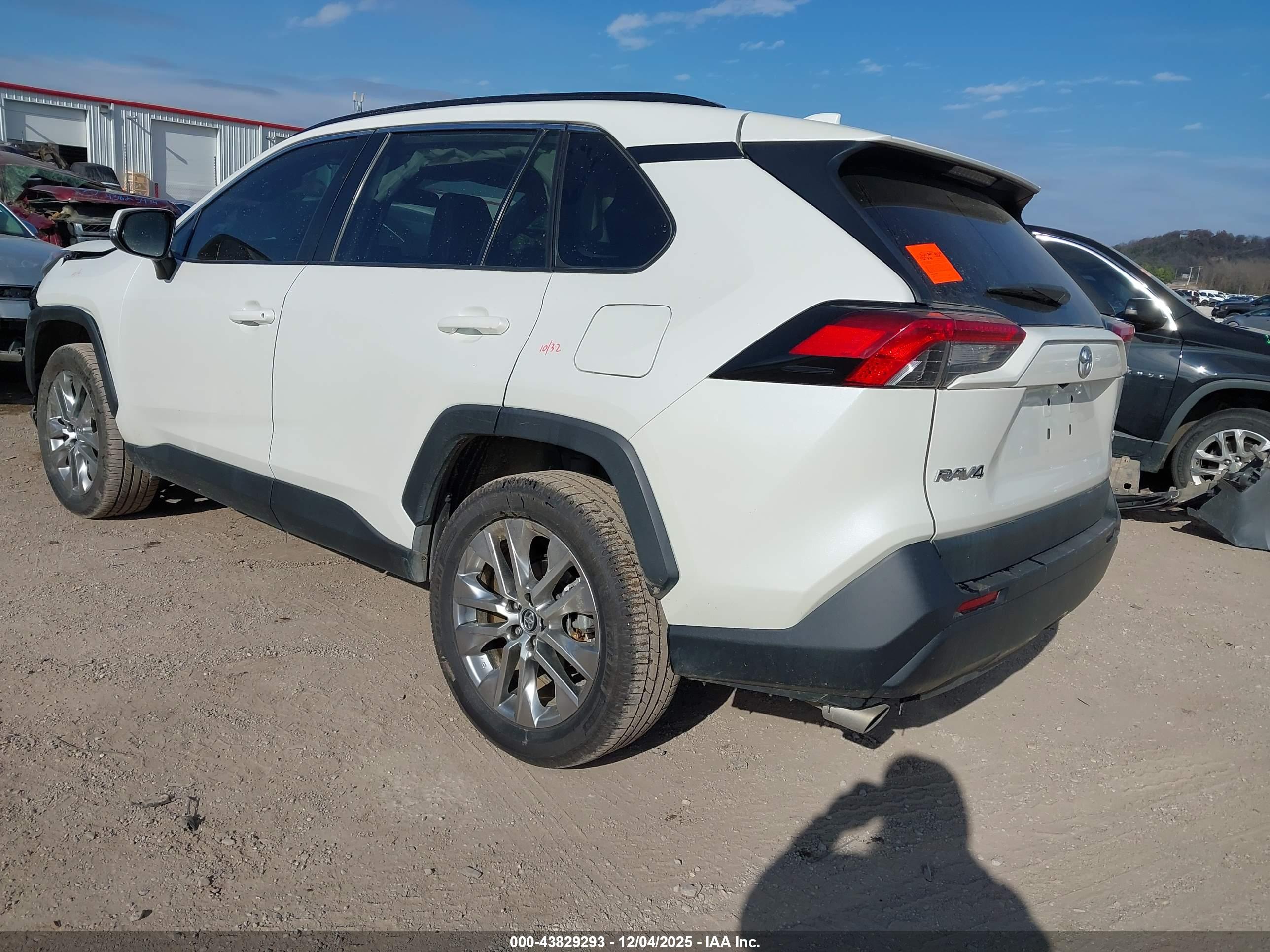 TOYOTA RAV4 image 3
