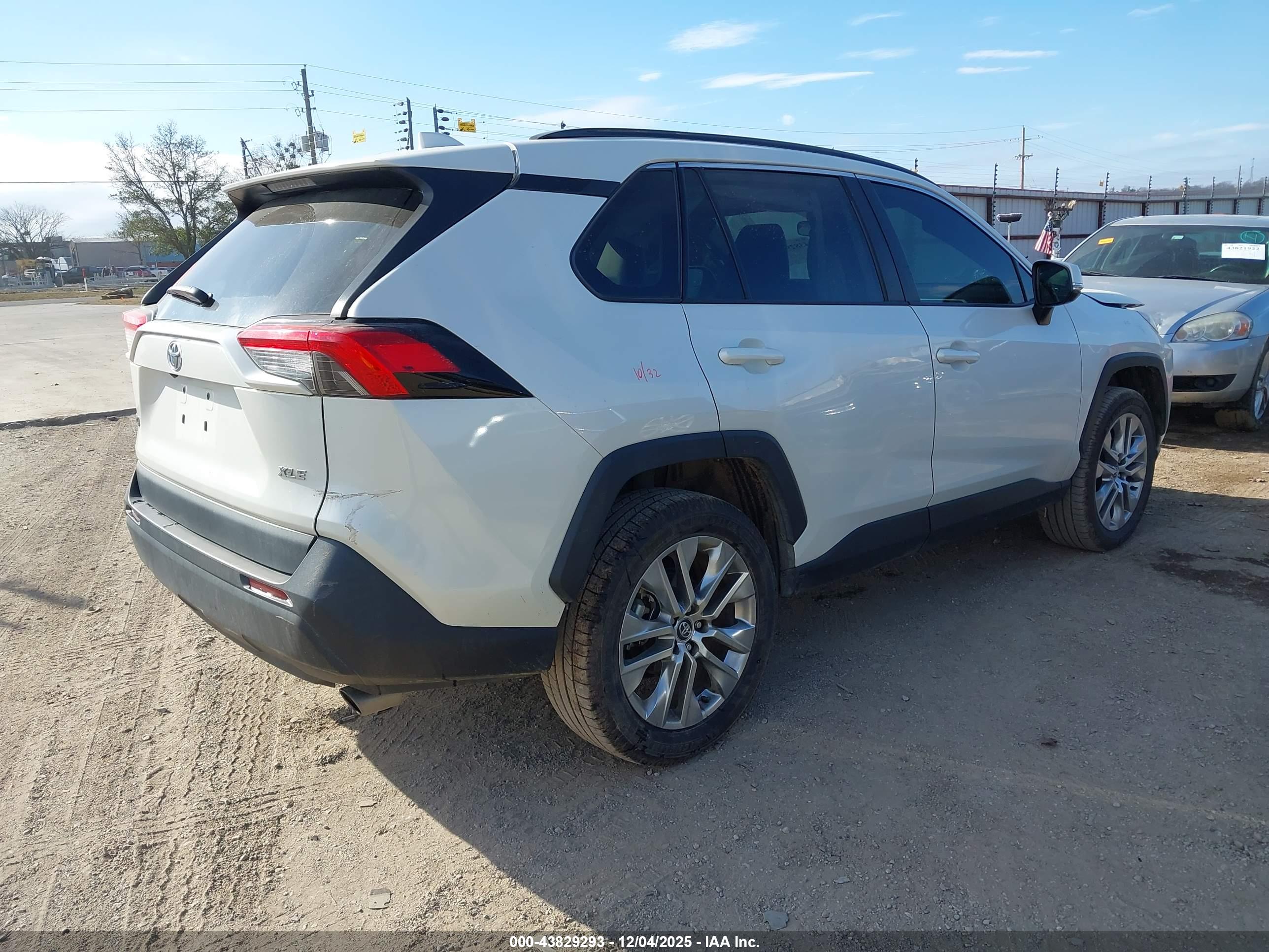 TOYOTA RAV4 image 4
