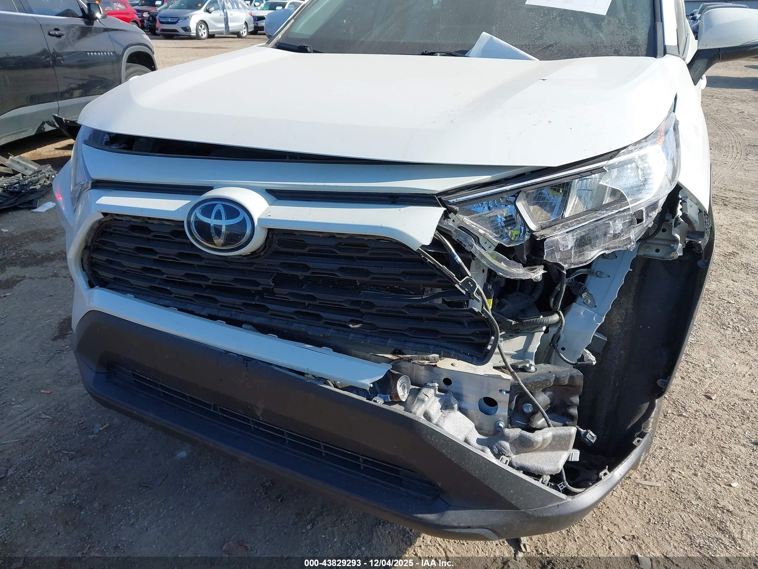 TOYOTA RAV4 image 6