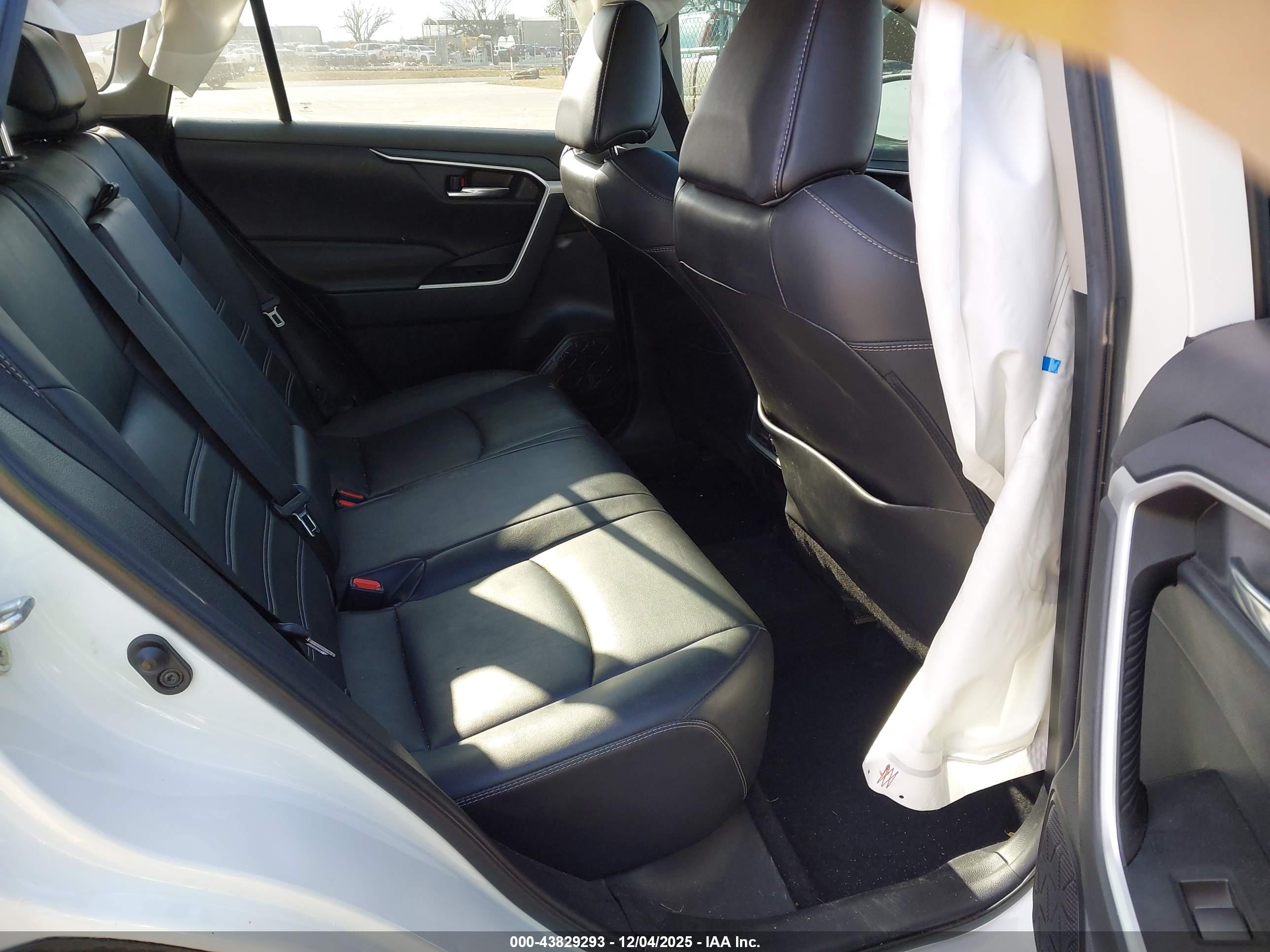 TOYOTA RAV4 image 8