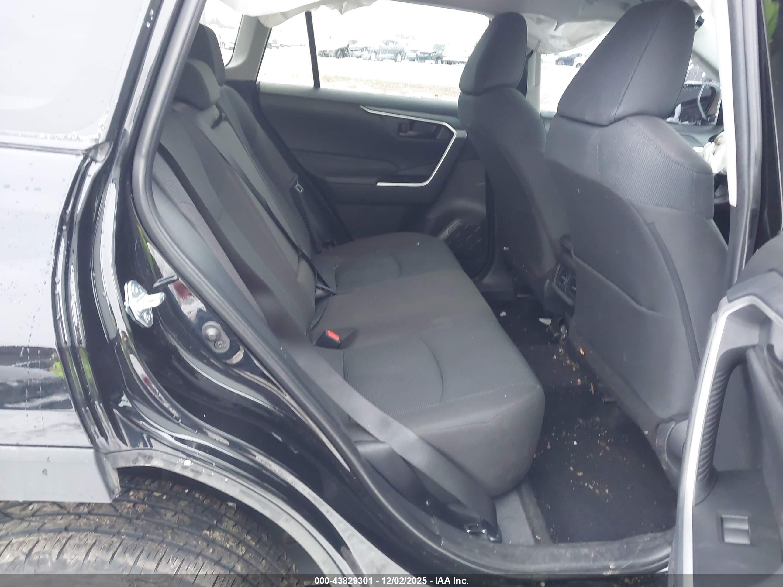 TOYOTA RAV4 image 8