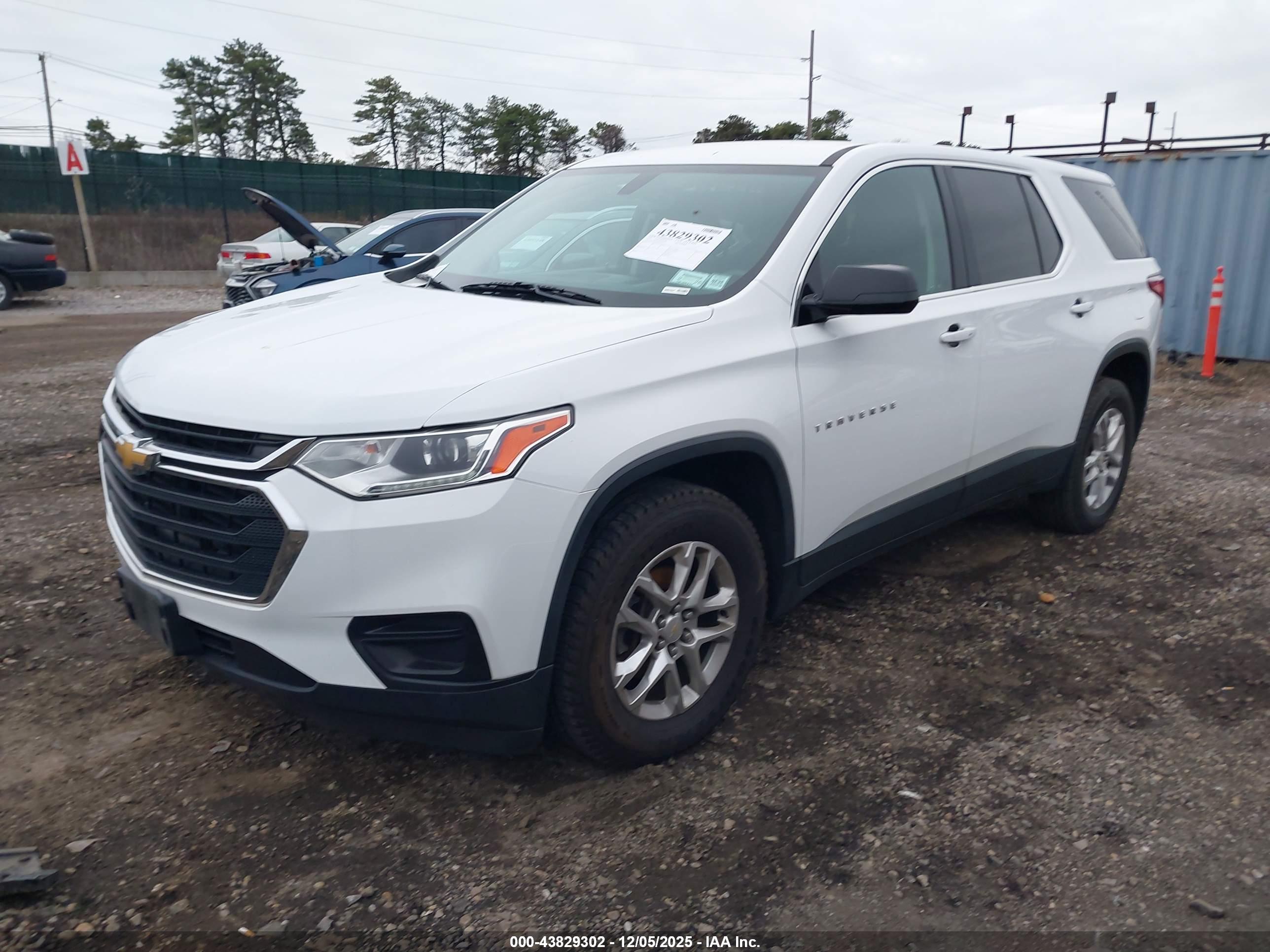 CHEVROLET TRAVERSE image 2