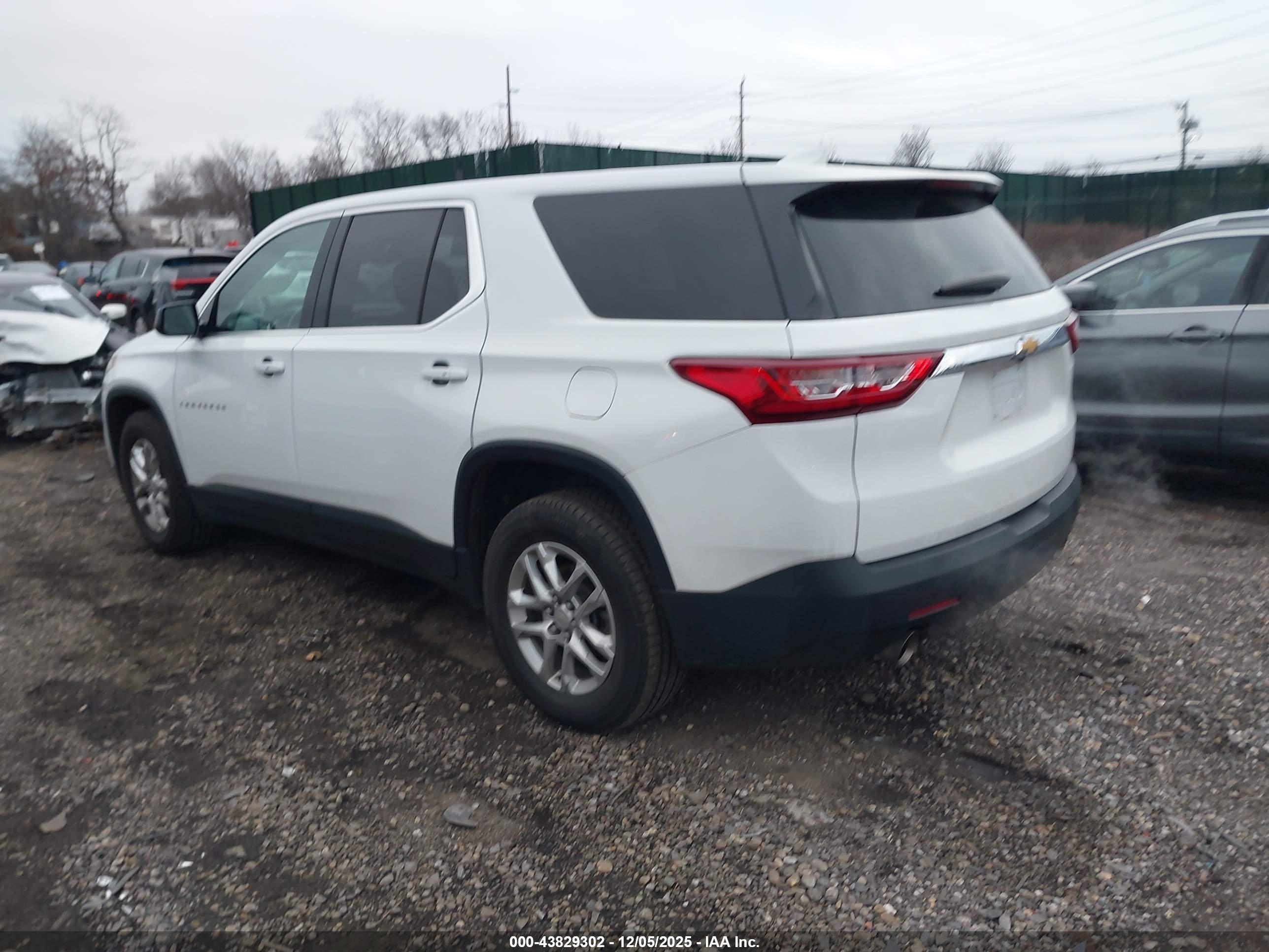 CHEVROLET TRAVERSE image 3