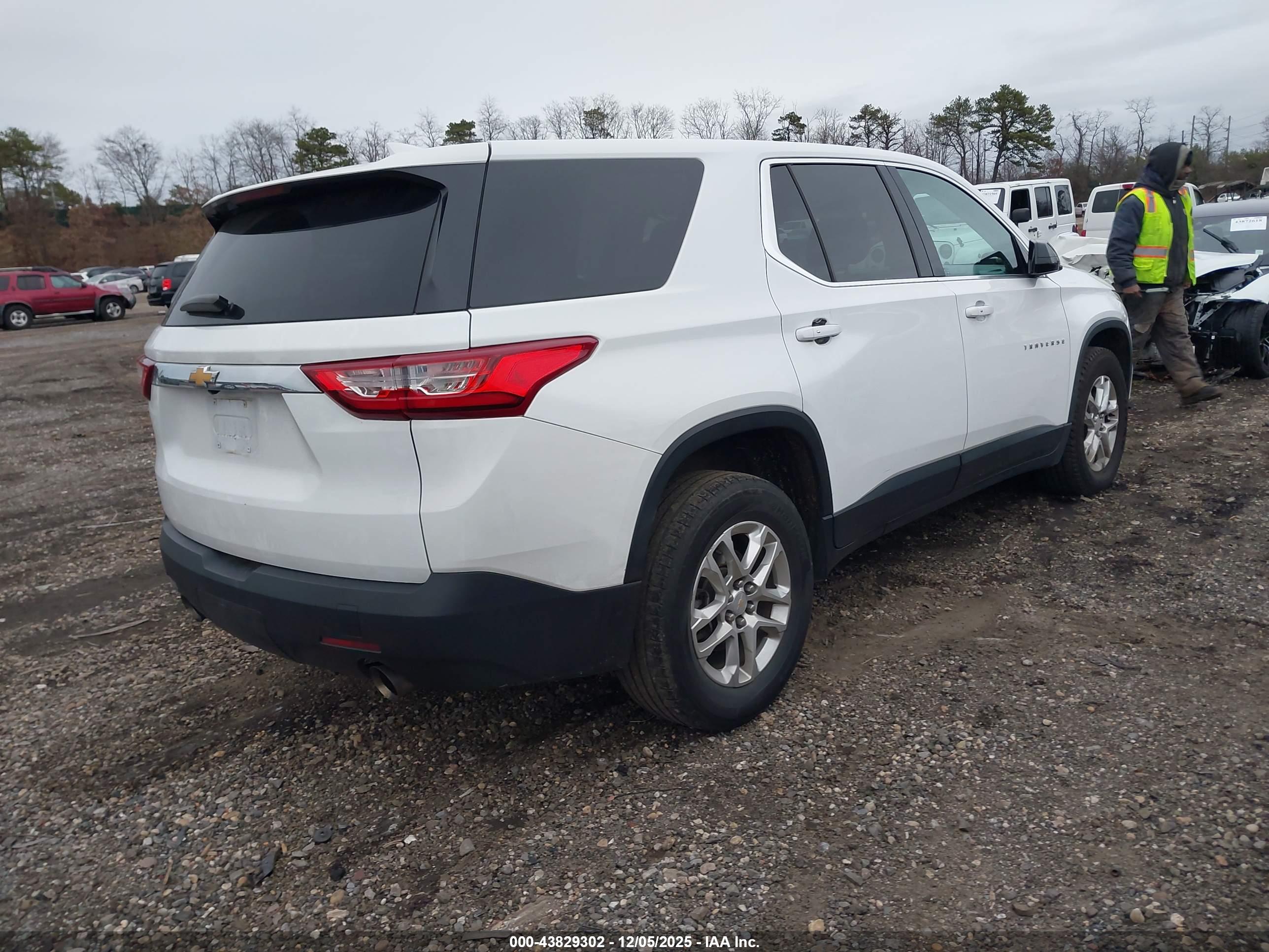 CHEVROLET TRAVERSE image 4