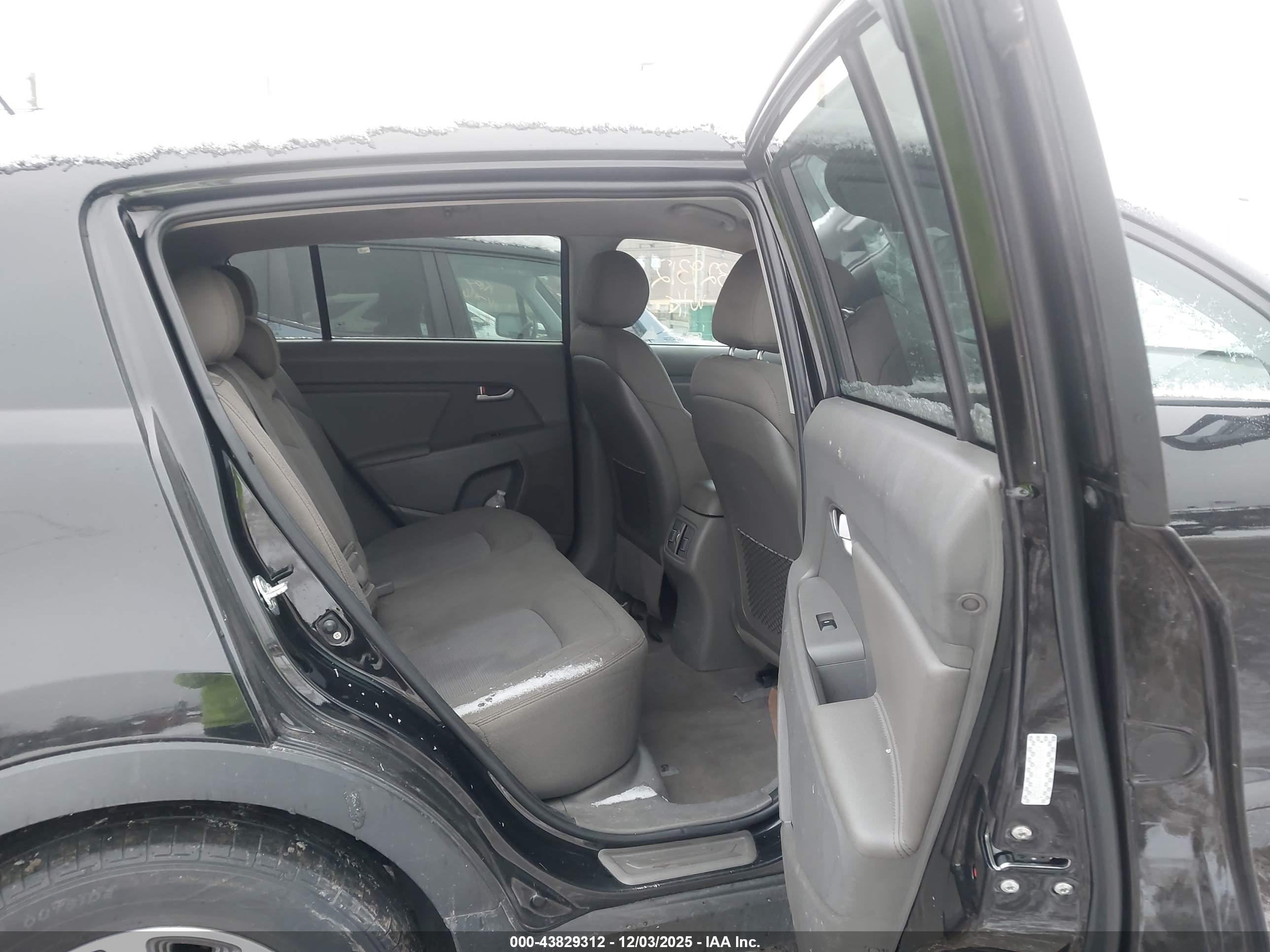 KIA SPORTAGE image 8
