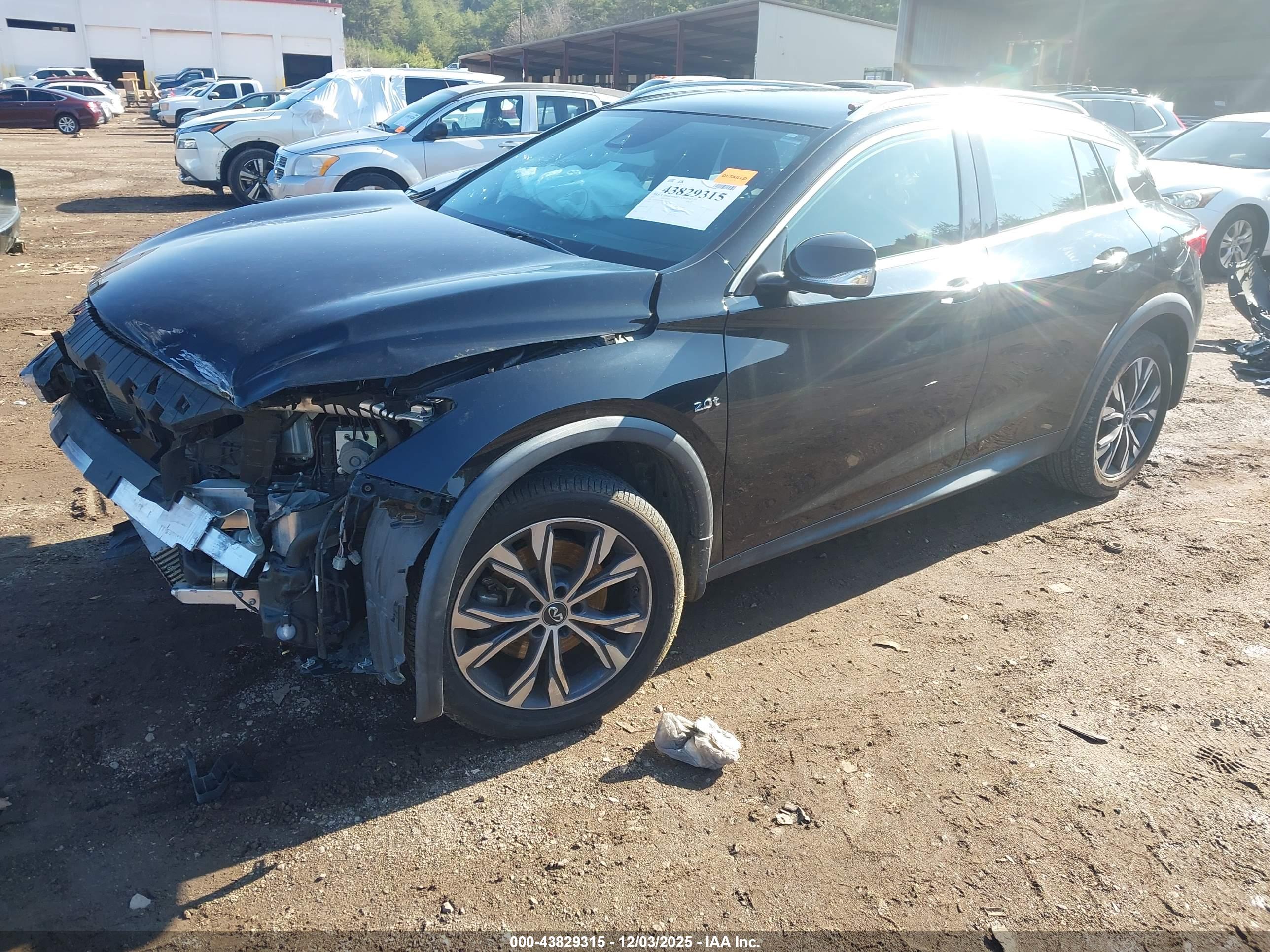 INFINITI QX30 image 2